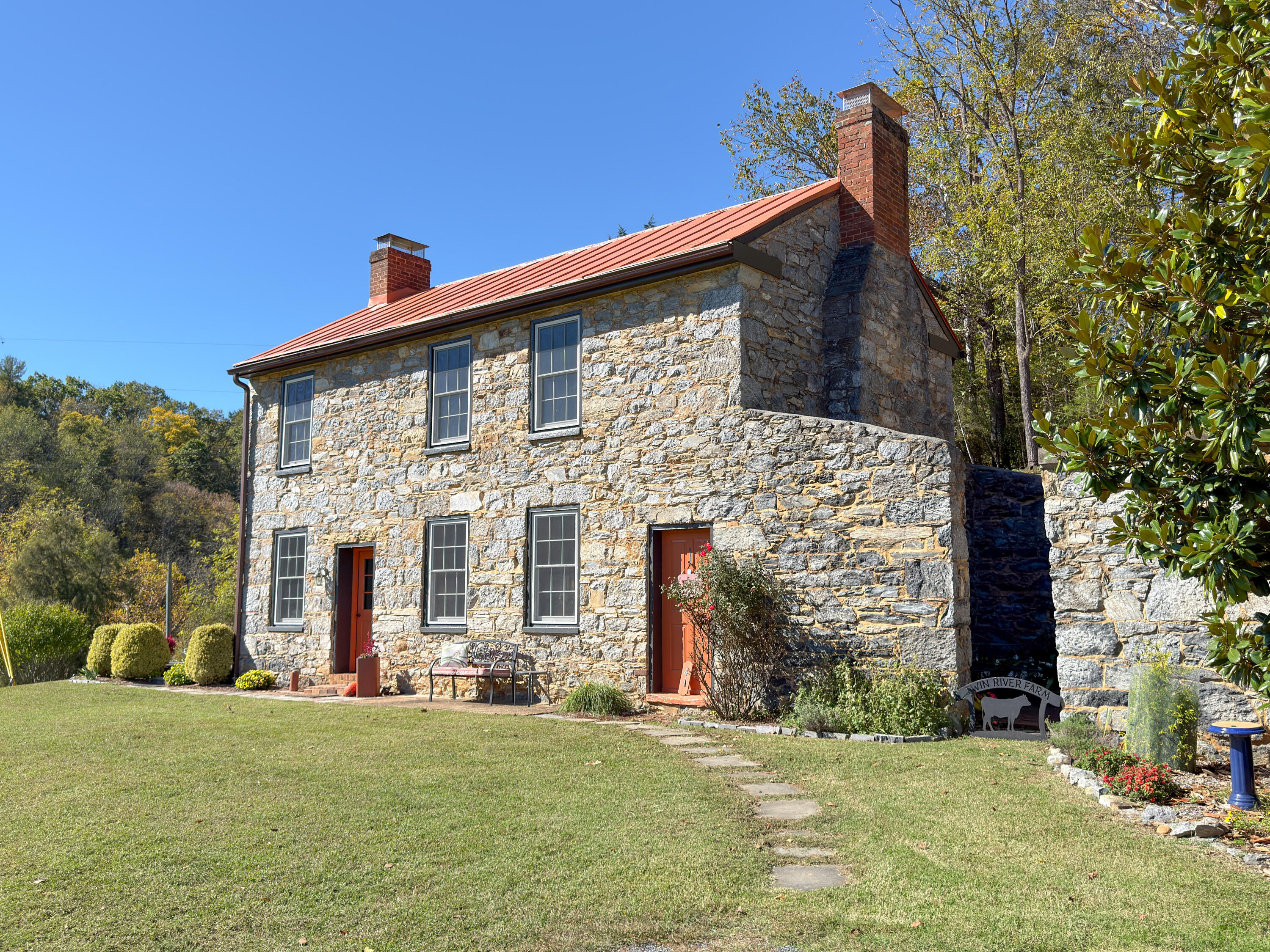 41 Twin Rivers Ln