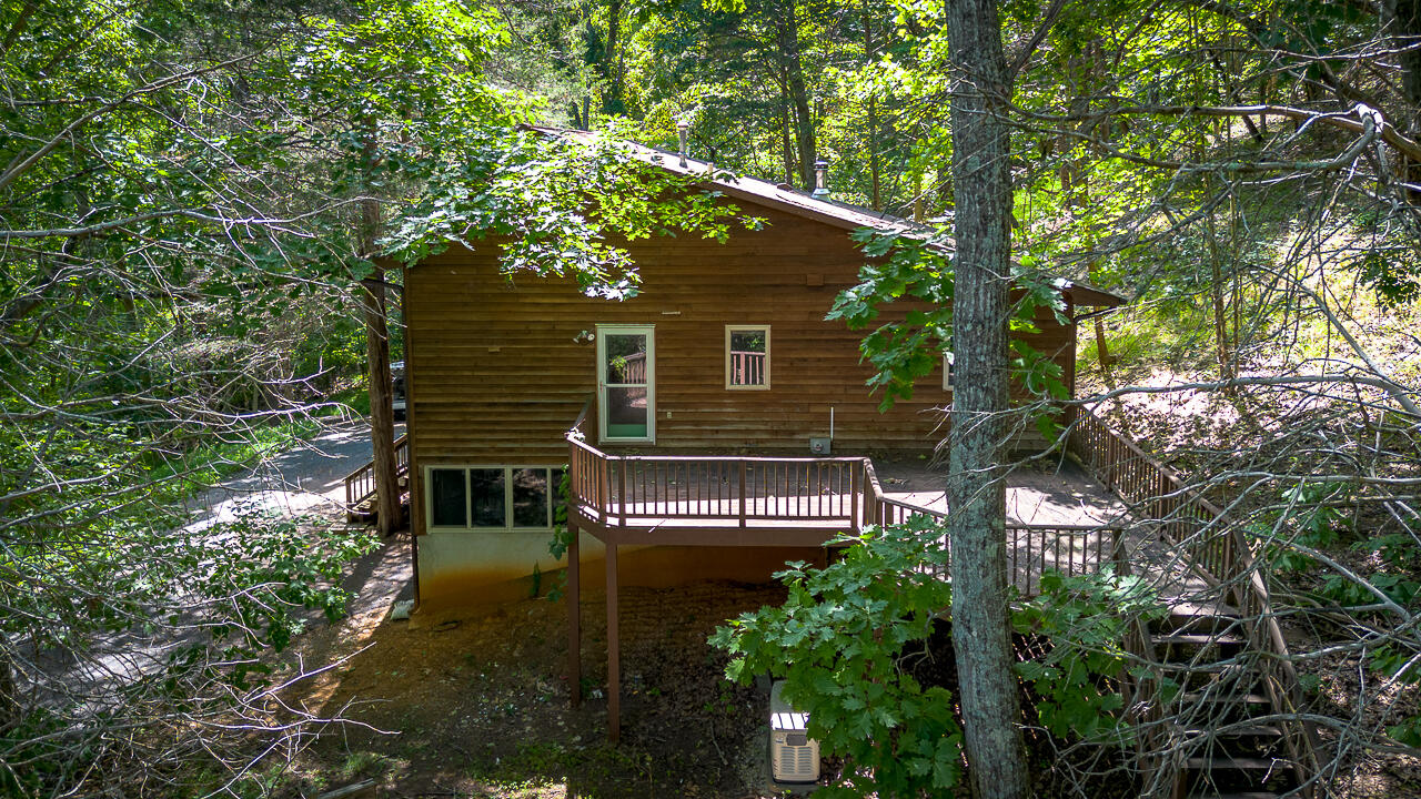 448 HOLLOW Ln