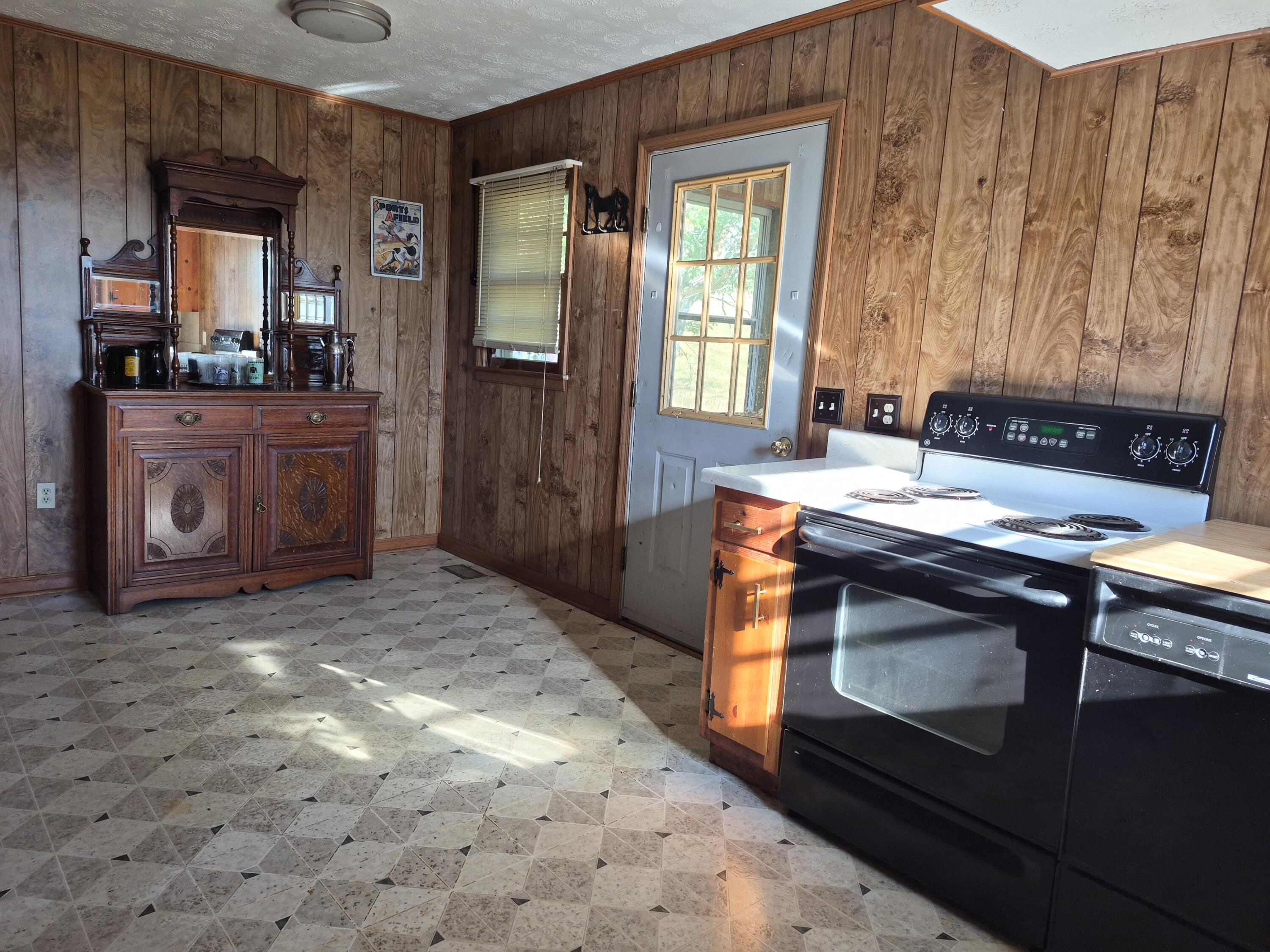 98 CLAYTOR Ln