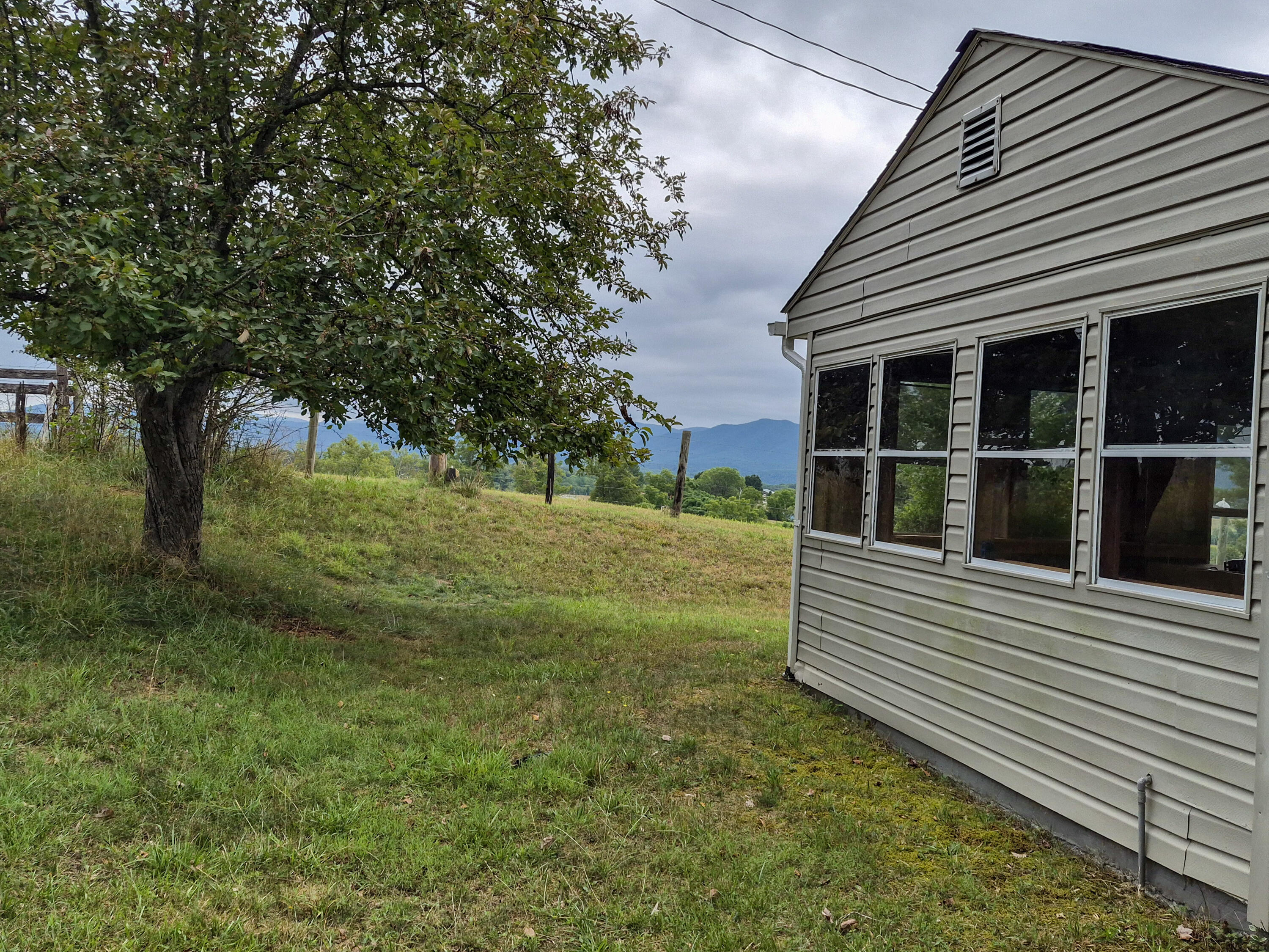 98 CLAYTOR Ln