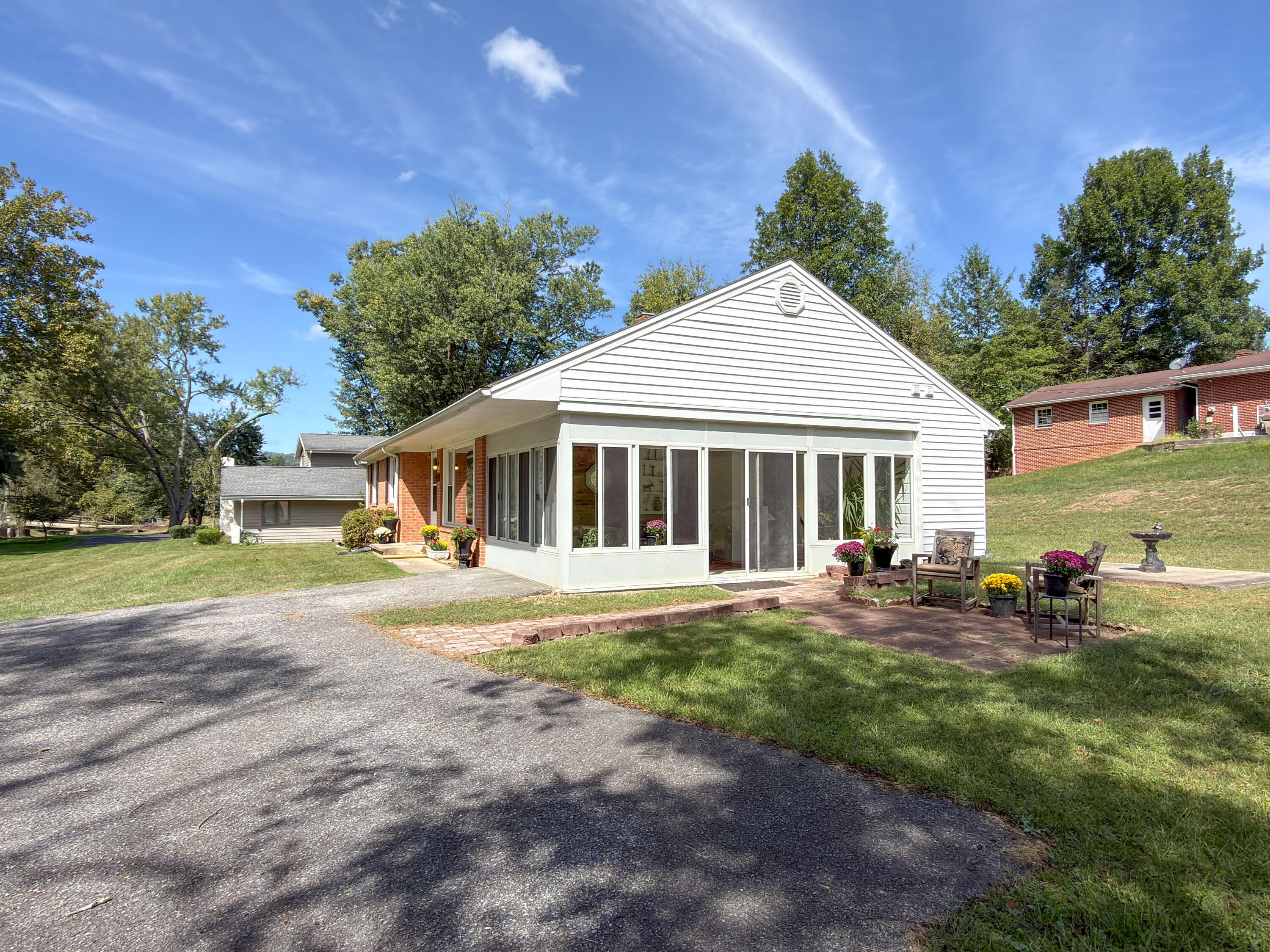 13 COUNTRY CLUB Rd