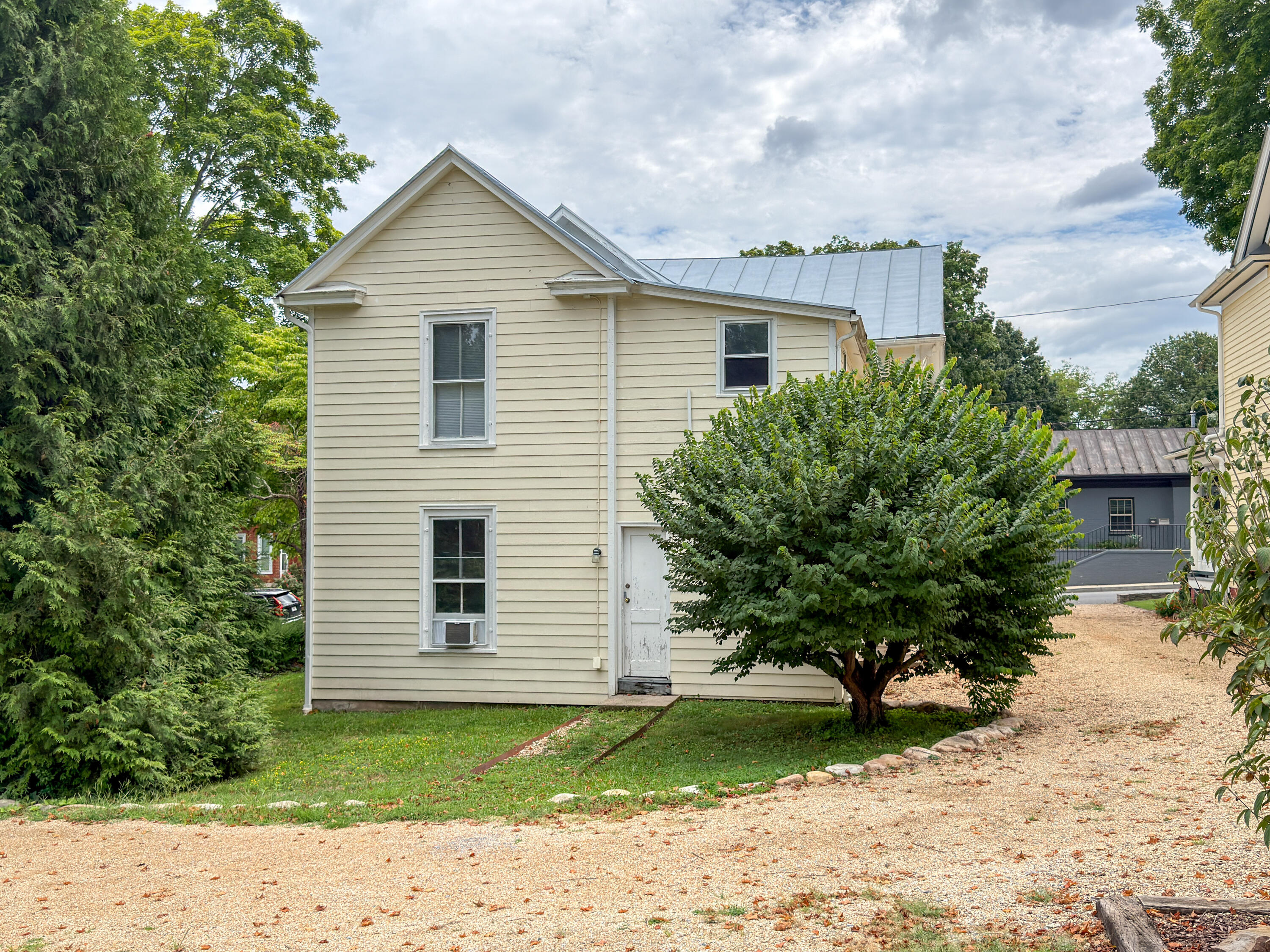 315 S MAIN St