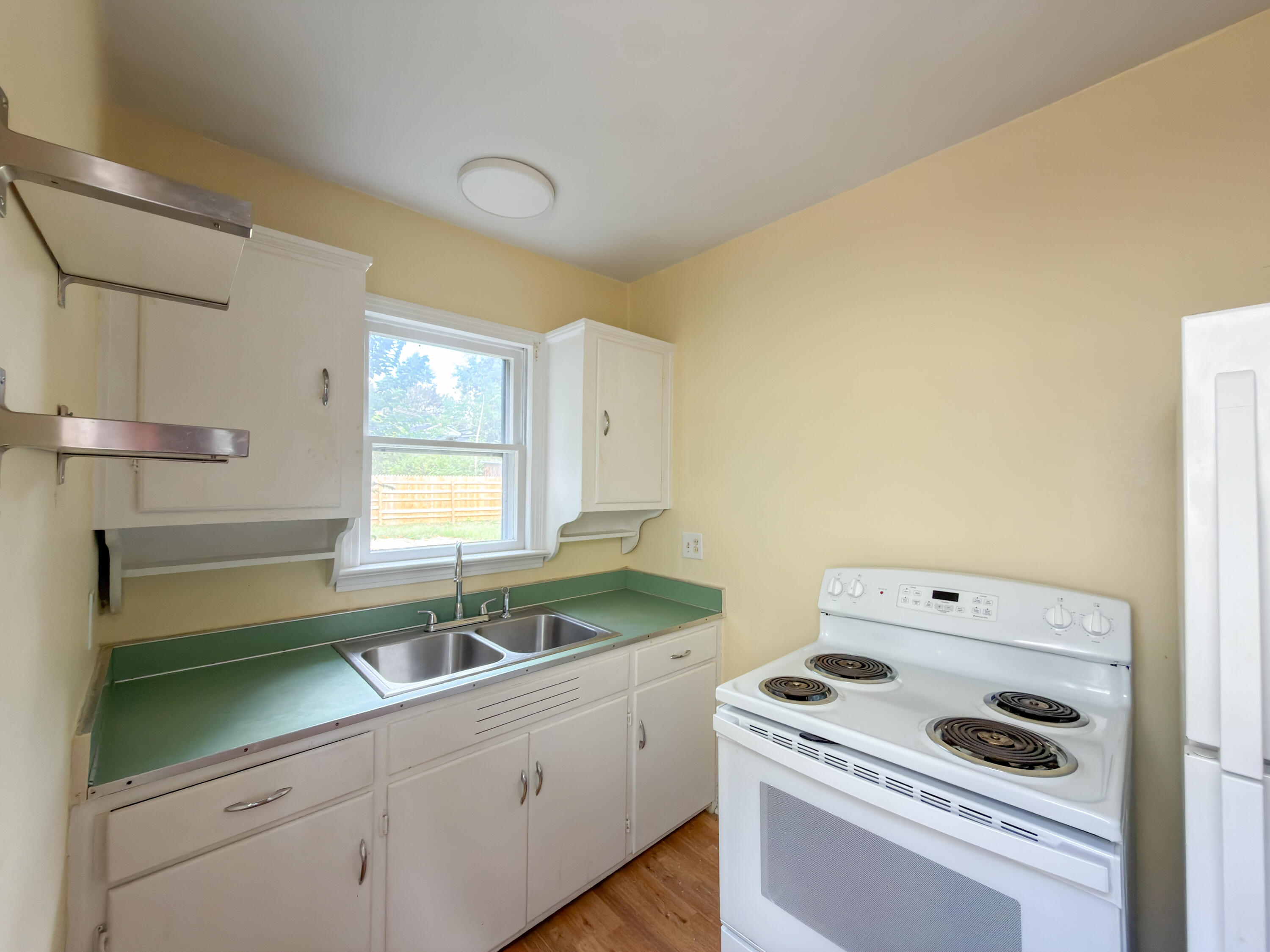 315 S MAIN St