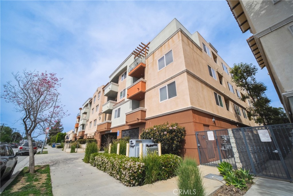 13951 Sherman Way 204