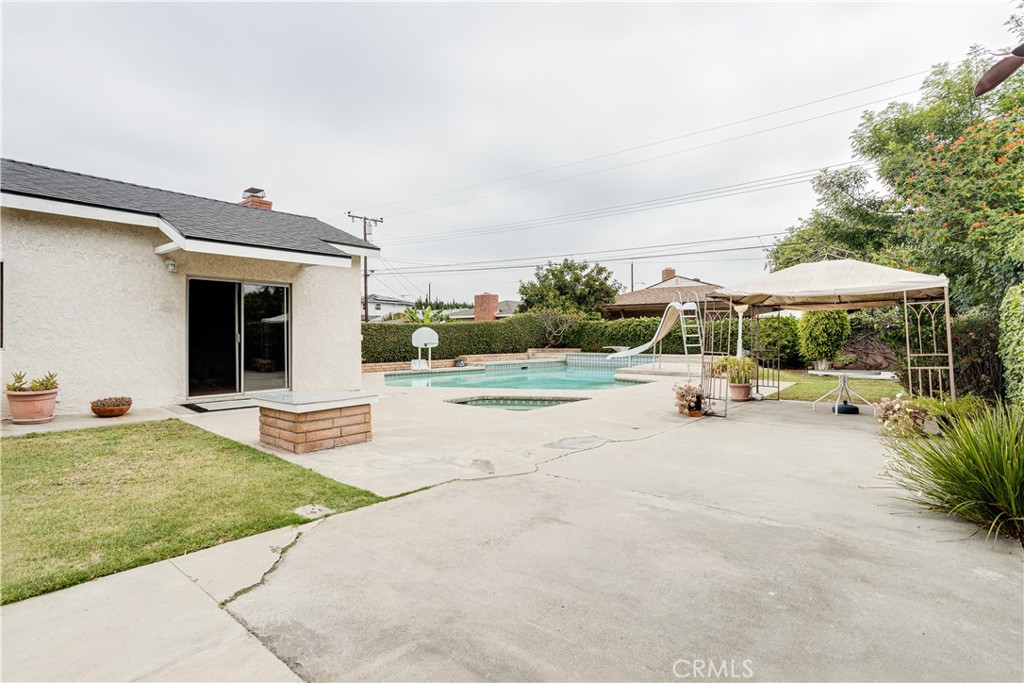 17610 Roseton Avenue