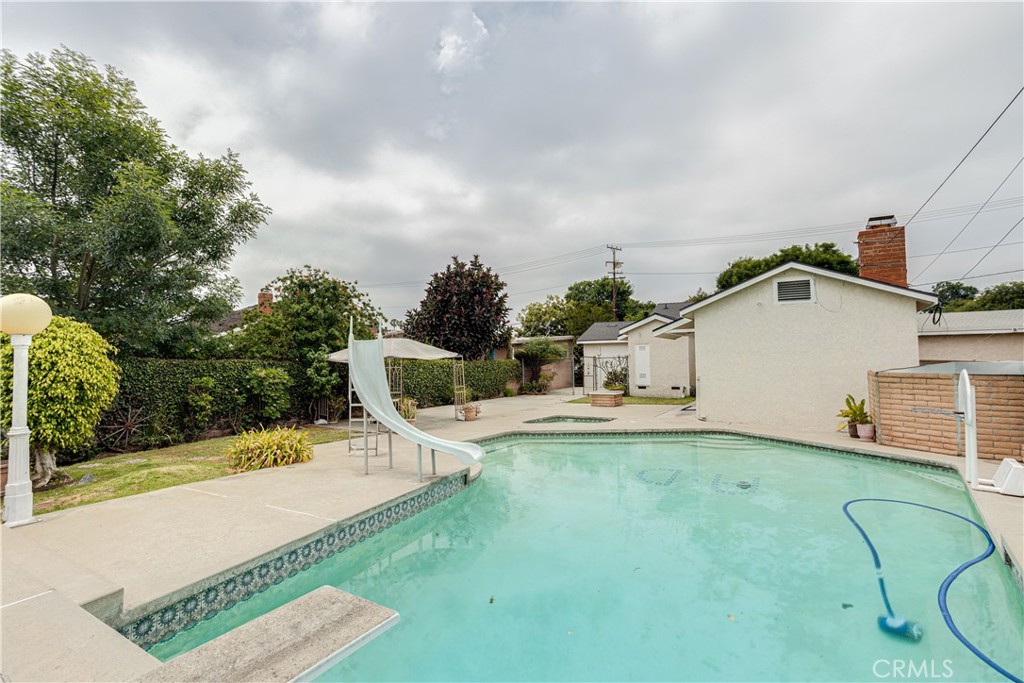 17610 Roseton Avenue