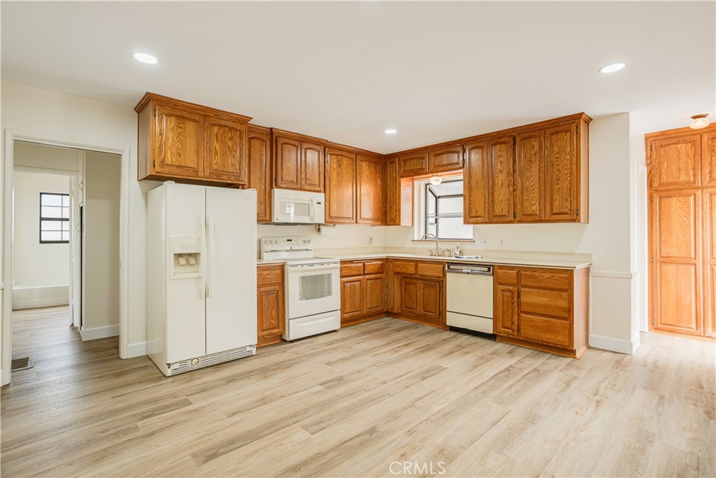 17610 Roseton Avenue