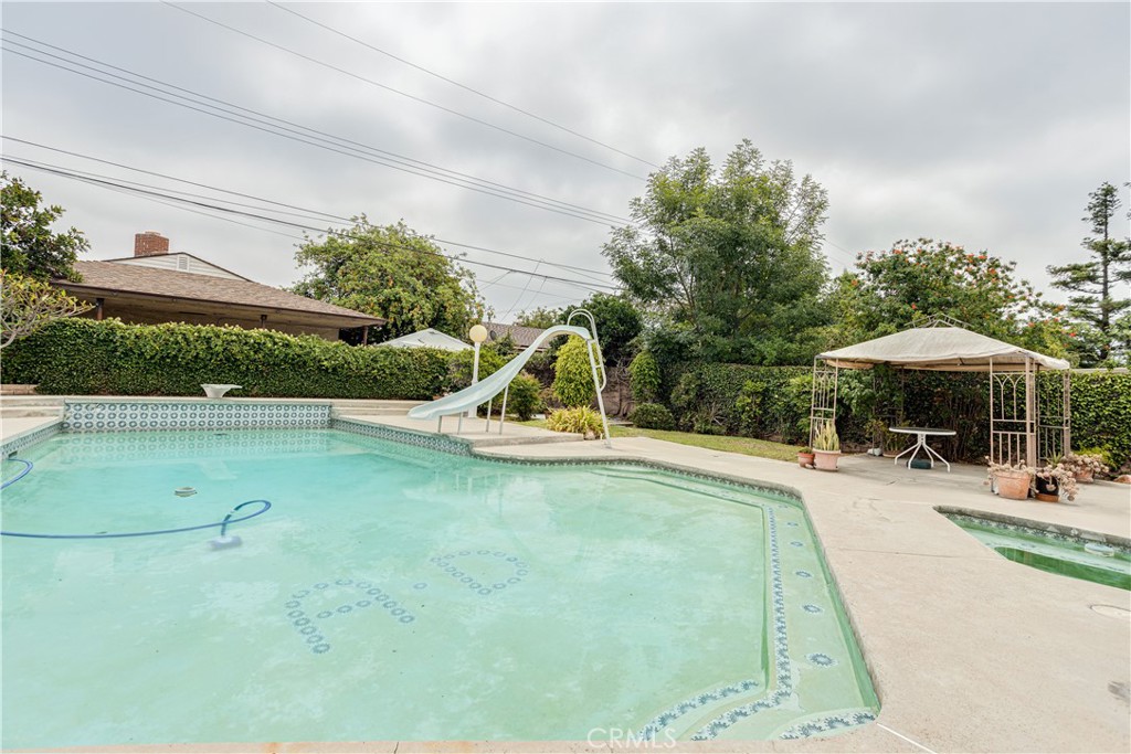 17610 Roseton Avenue