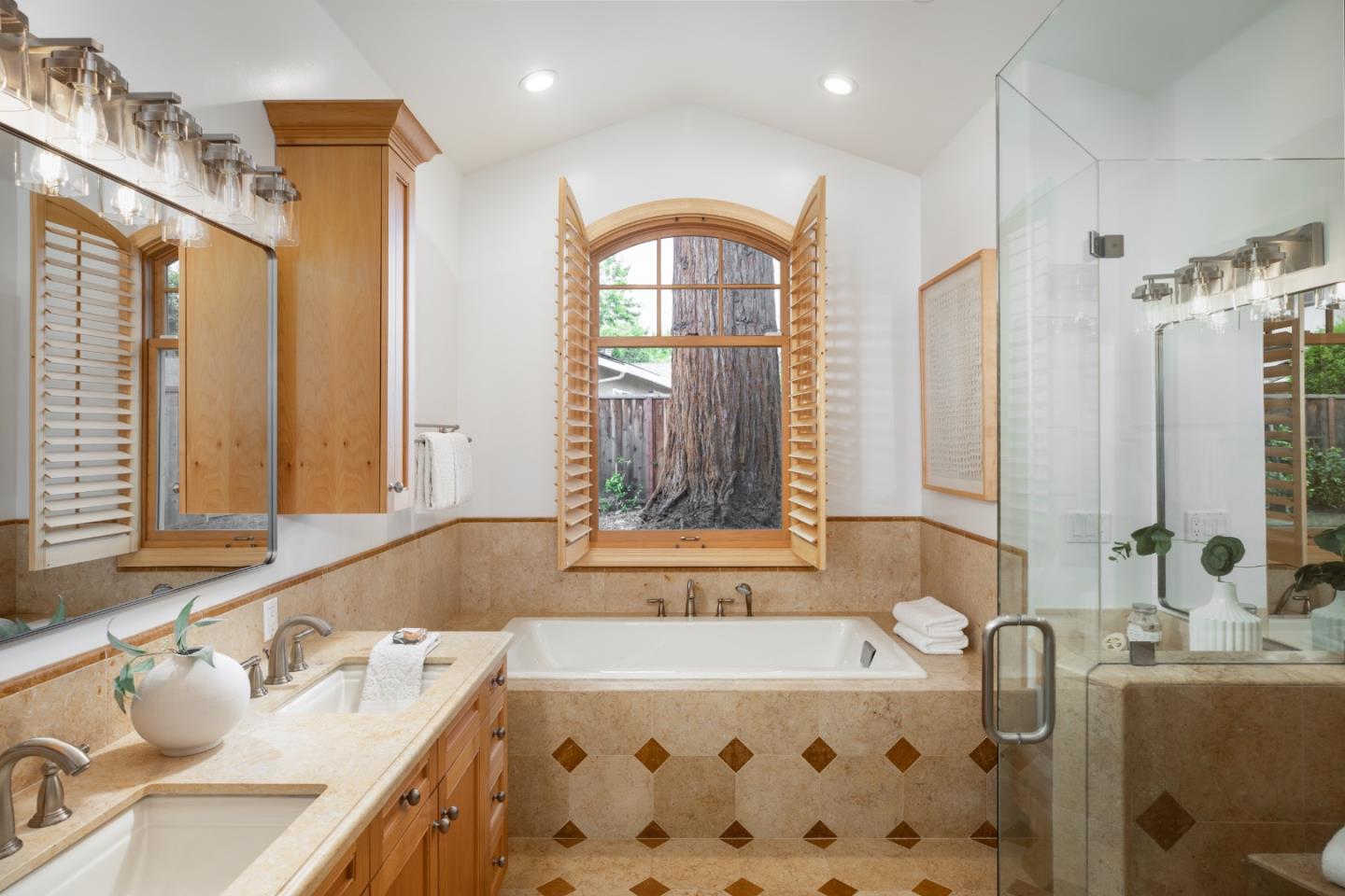 2121 Creeden WAY