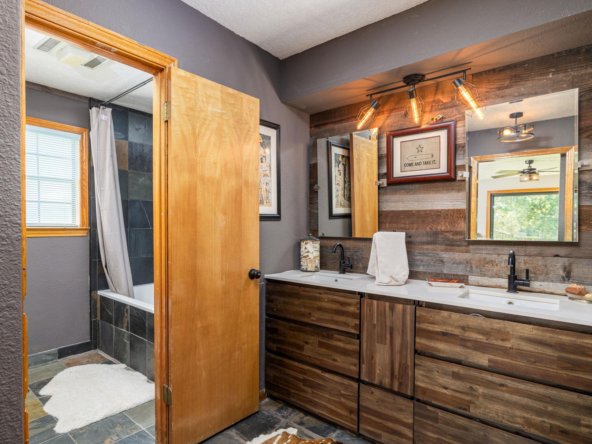 1045 Private Road 7005, Lexington