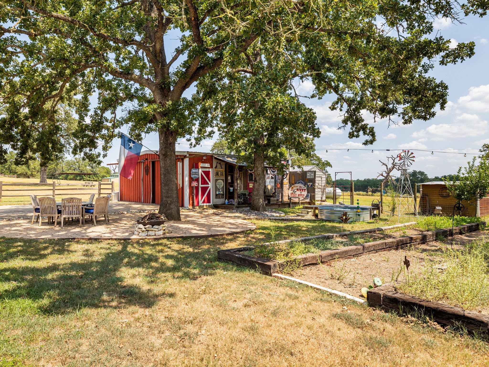 1045 Private Road 7005, Lexington