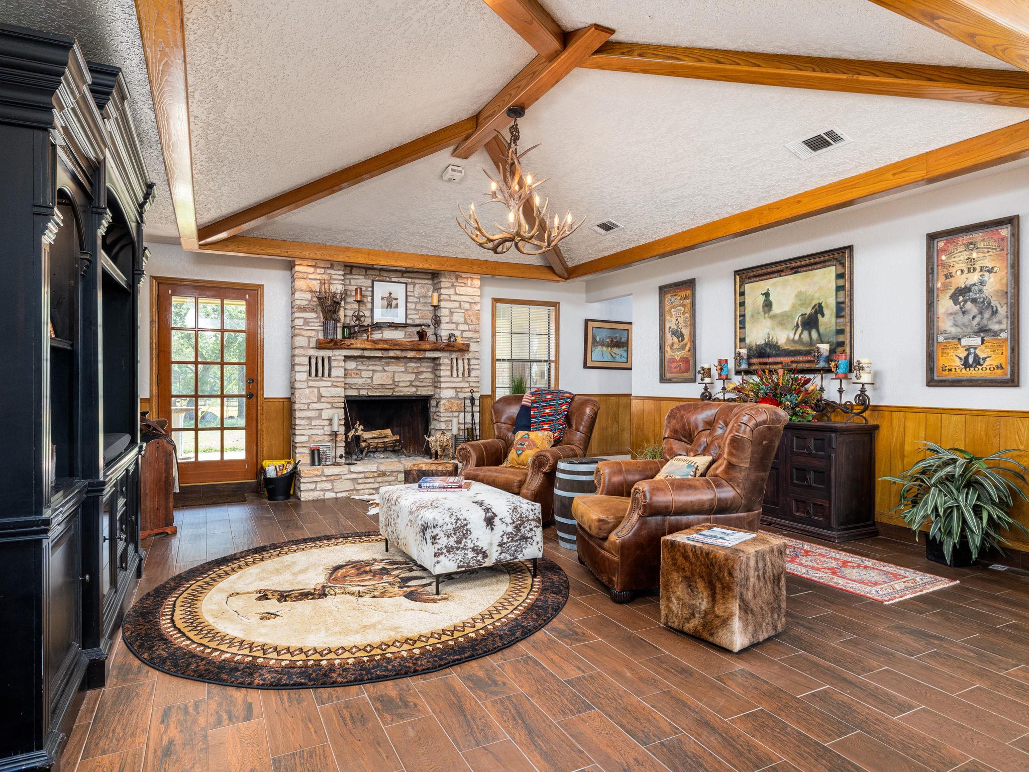 1045 Private Road 7005, Lexington