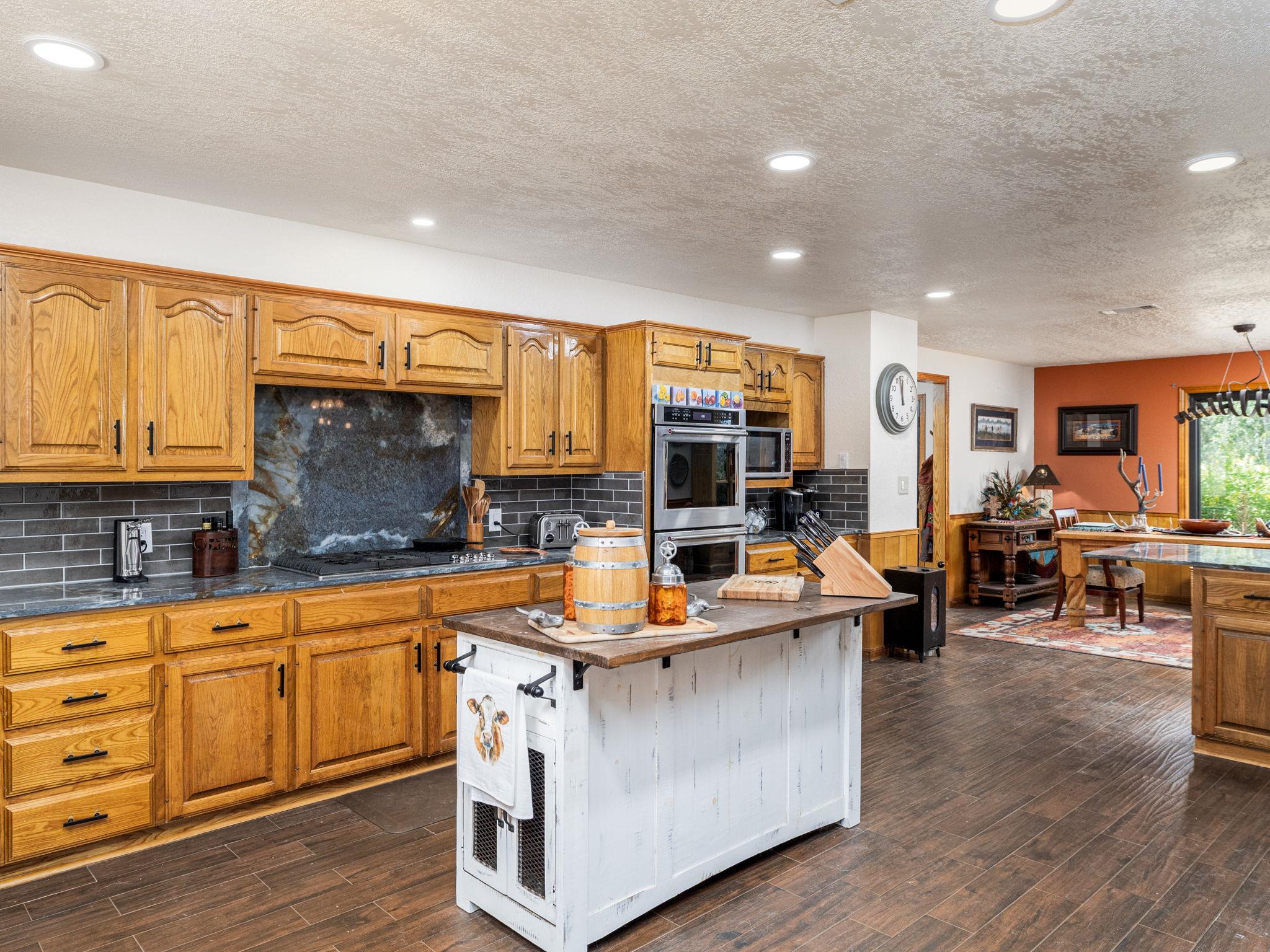 1045 Private Road 7005, Lexington