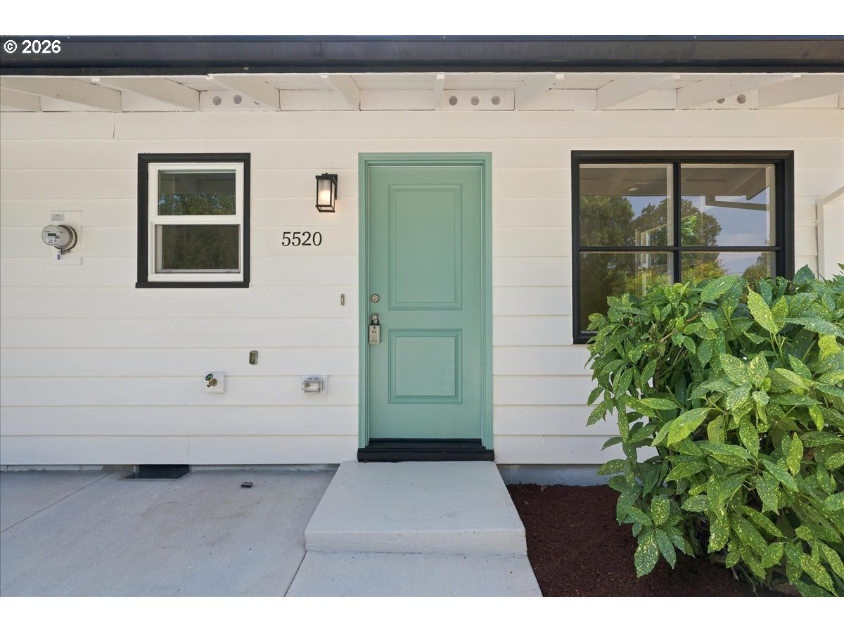 5520 SW MENLO DR