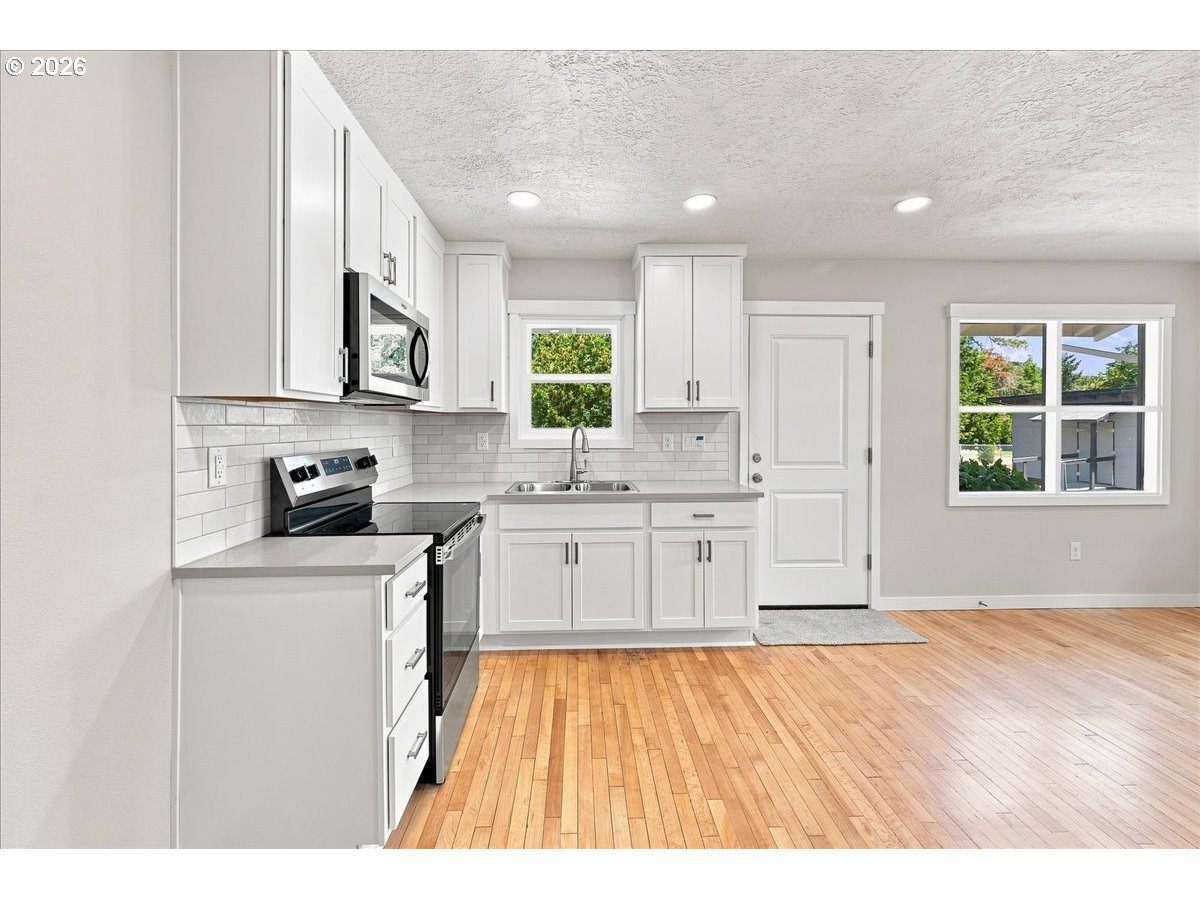 5520 SW MENLO DR