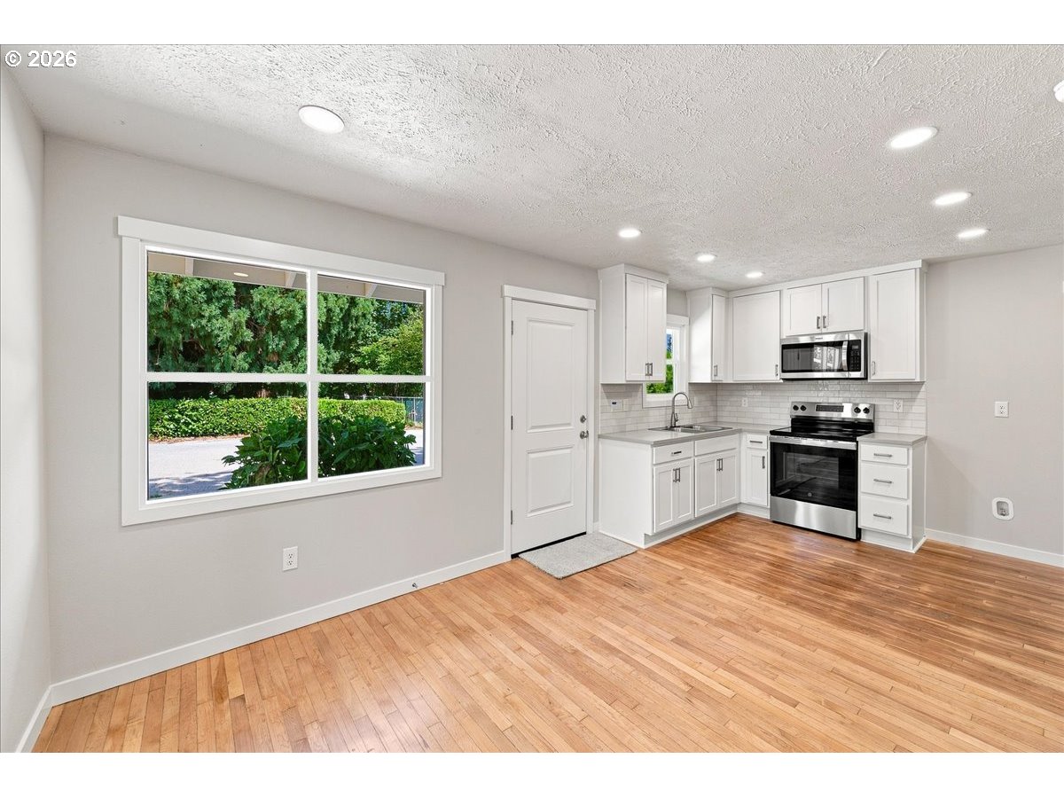 5520 SW MENLO DR