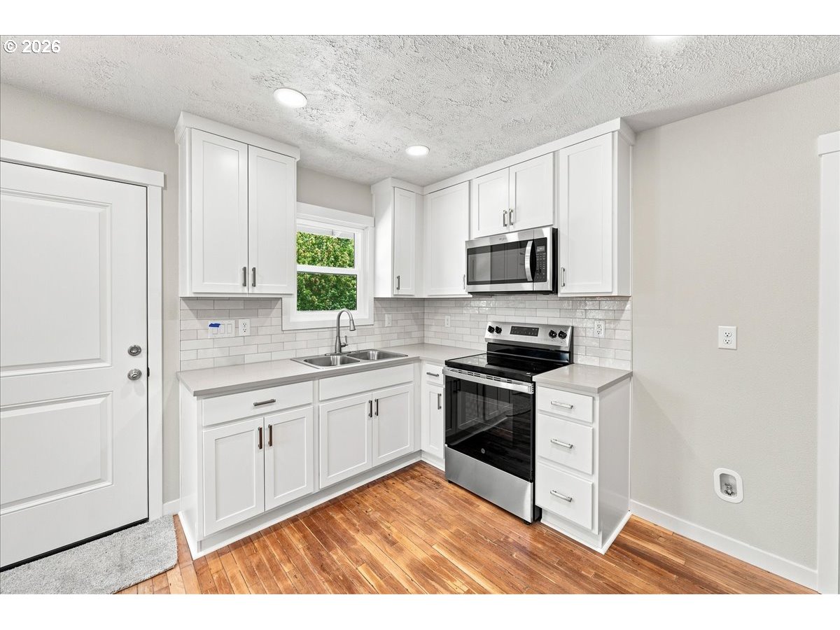 5520 SW MENLO DR