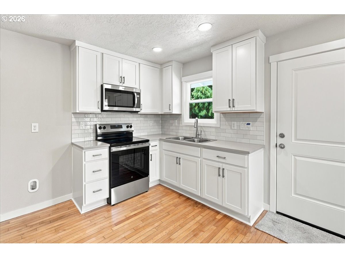 5520 SW MENLO DR