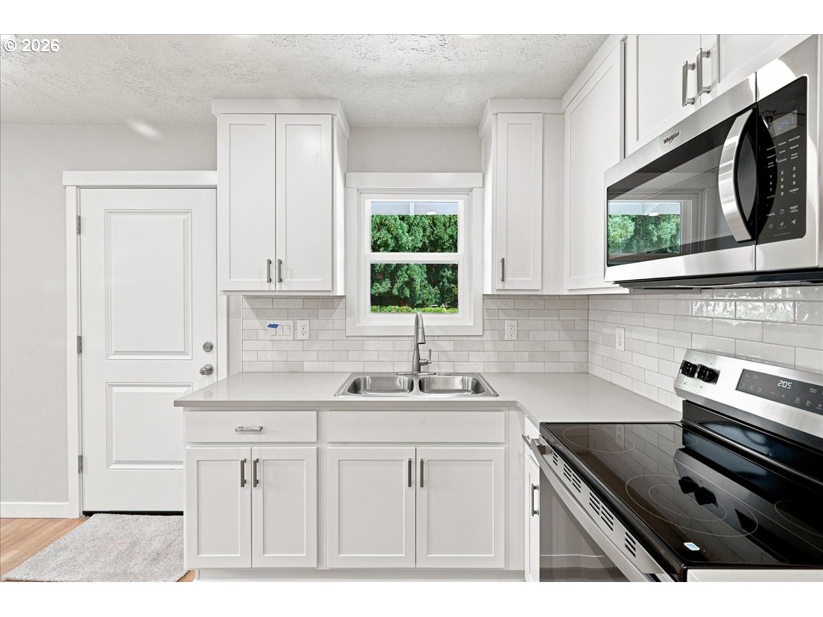 5520 SW MENLO DR
