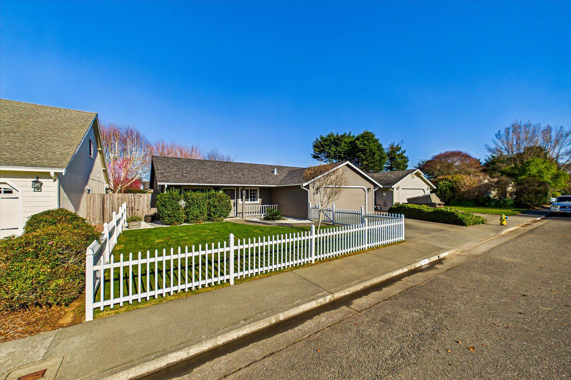 1305 Hedge Rose Court, McKinleyville