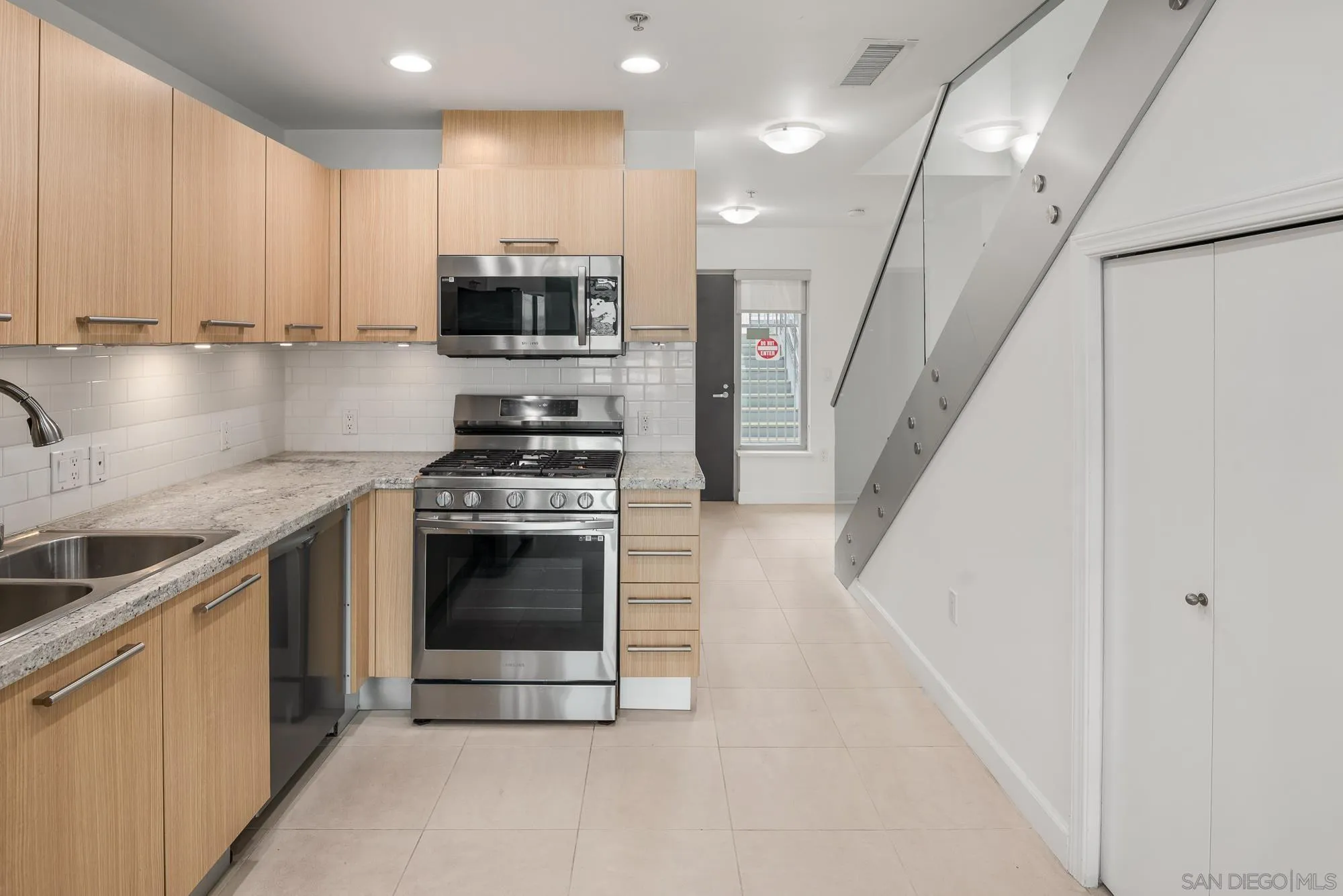 825 W Beech Street Unit 402
