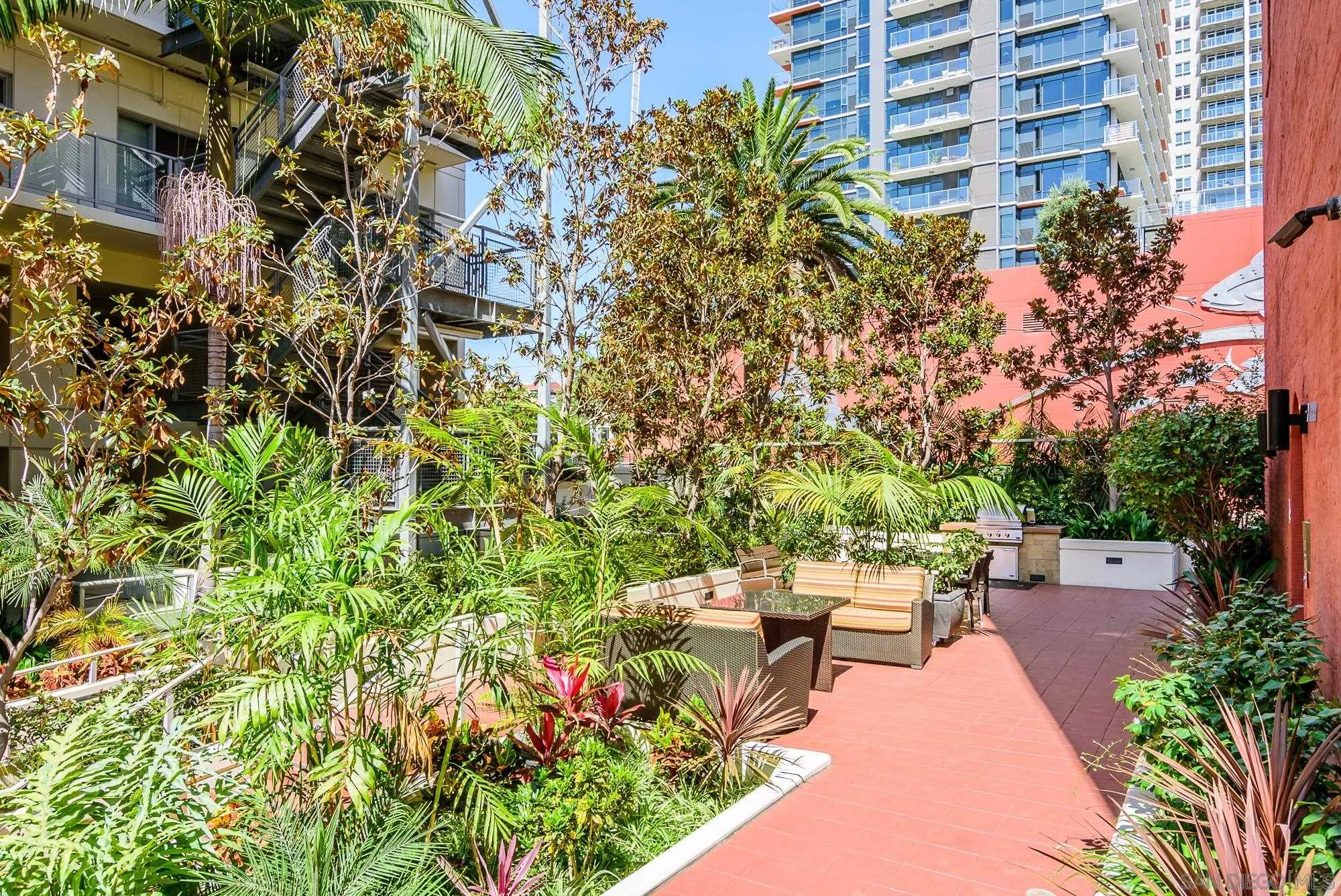 825 W Beech Street Unit 402