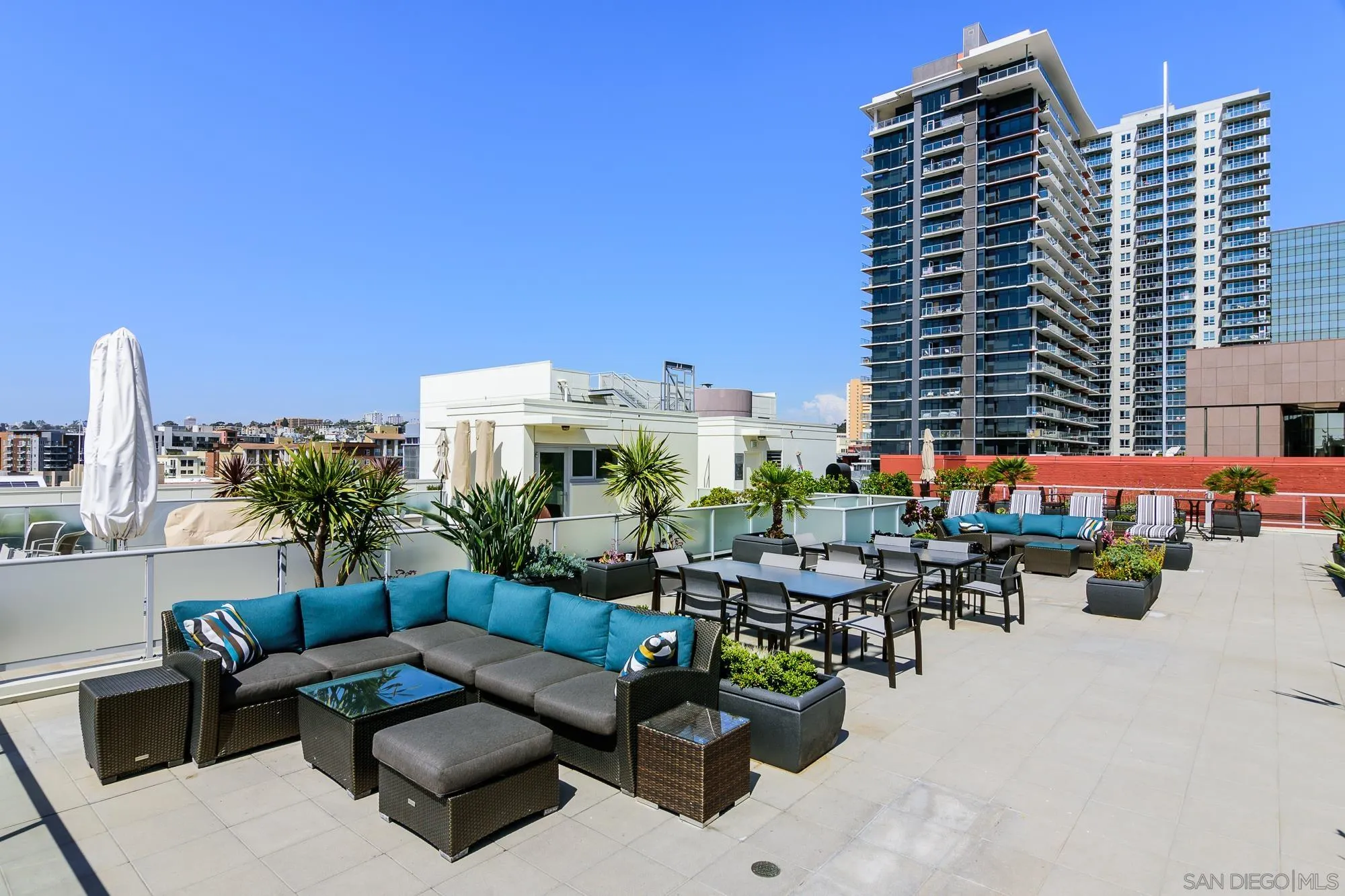 825 W Beech Street Unit 402