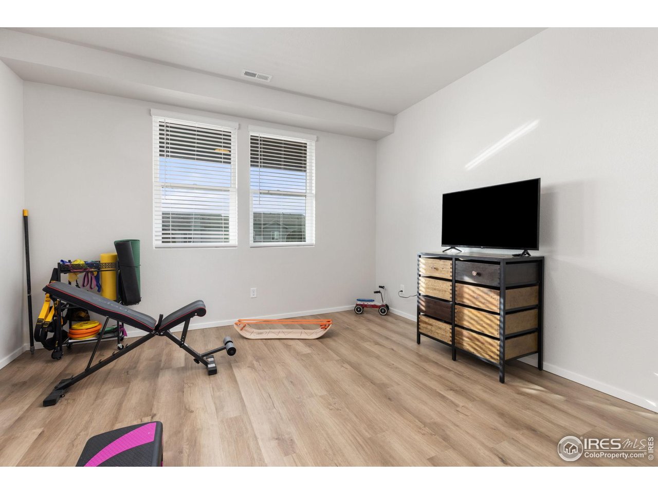 2706 Barnstormer St E