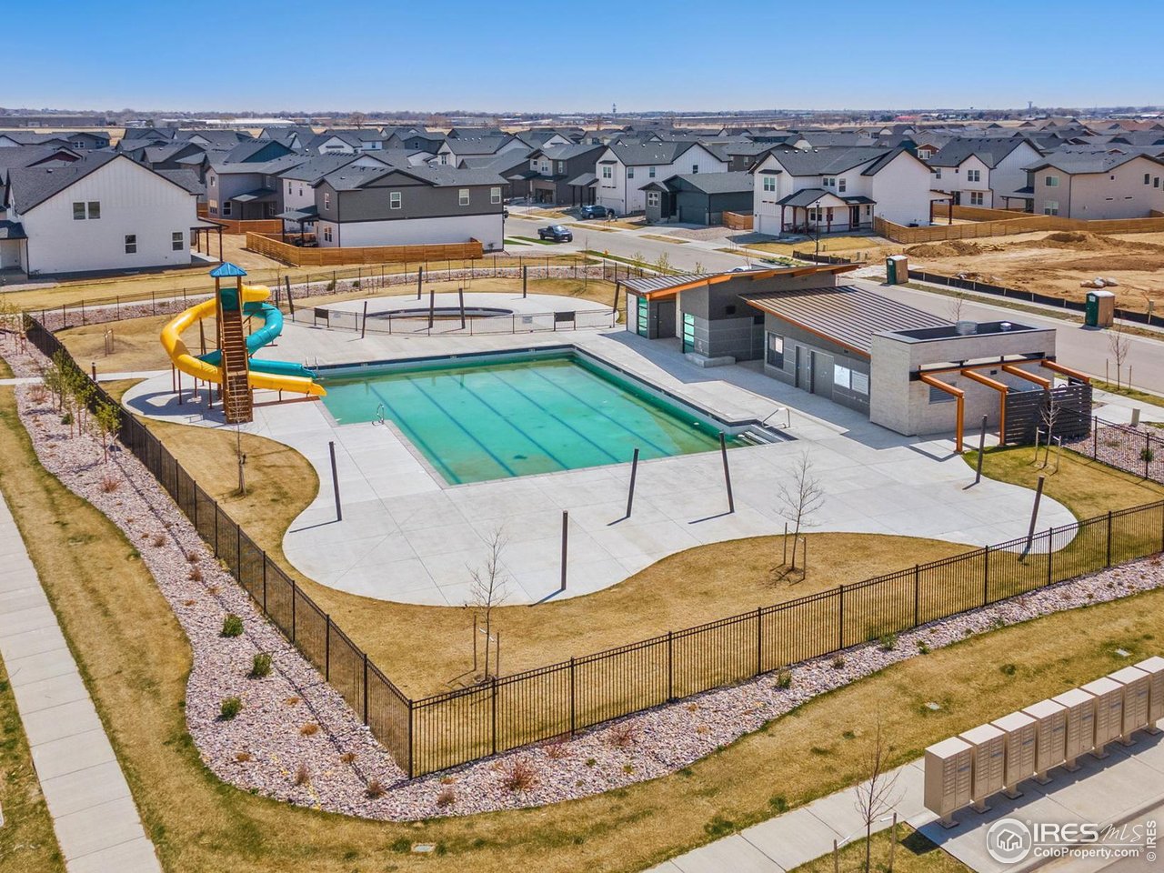 2706 Barnstormer St E