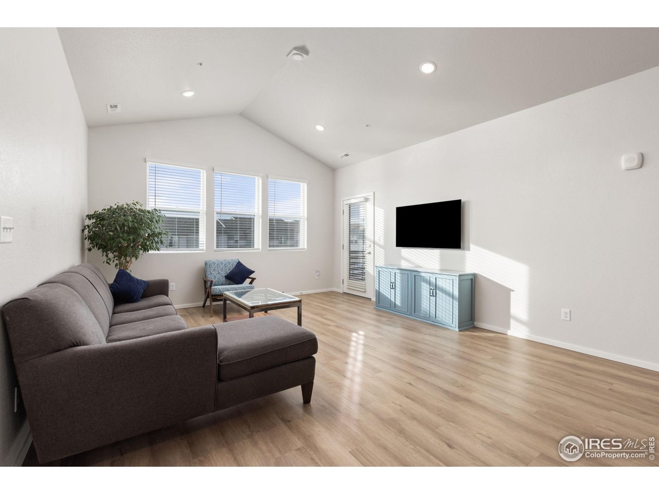 2706 Barnstormer St E