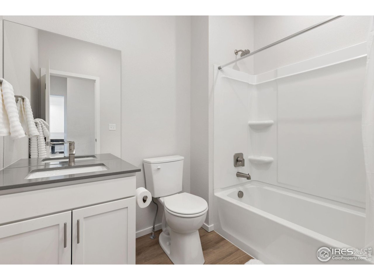 2706 Barnstormer St E