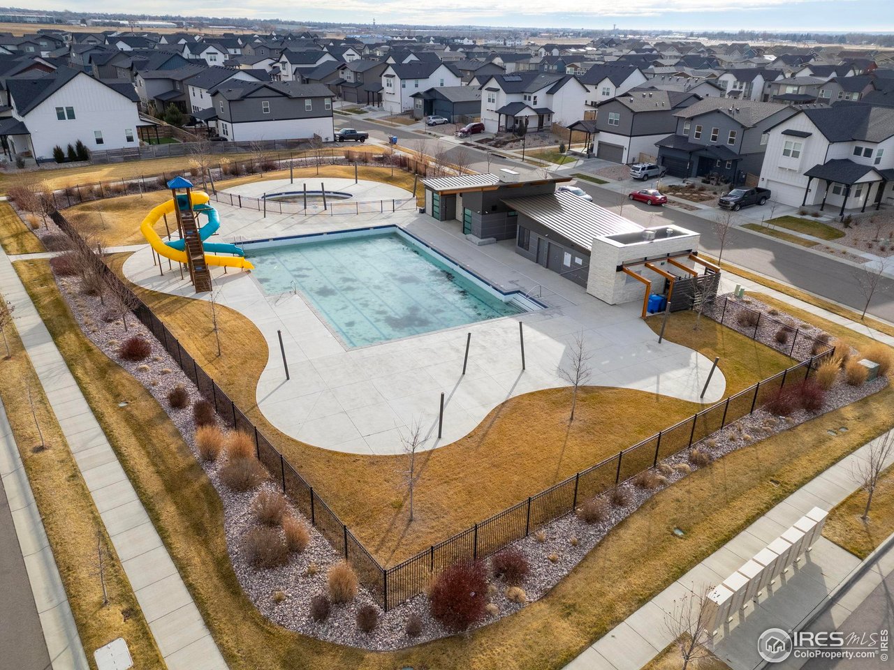 2706 Barnstormer St E