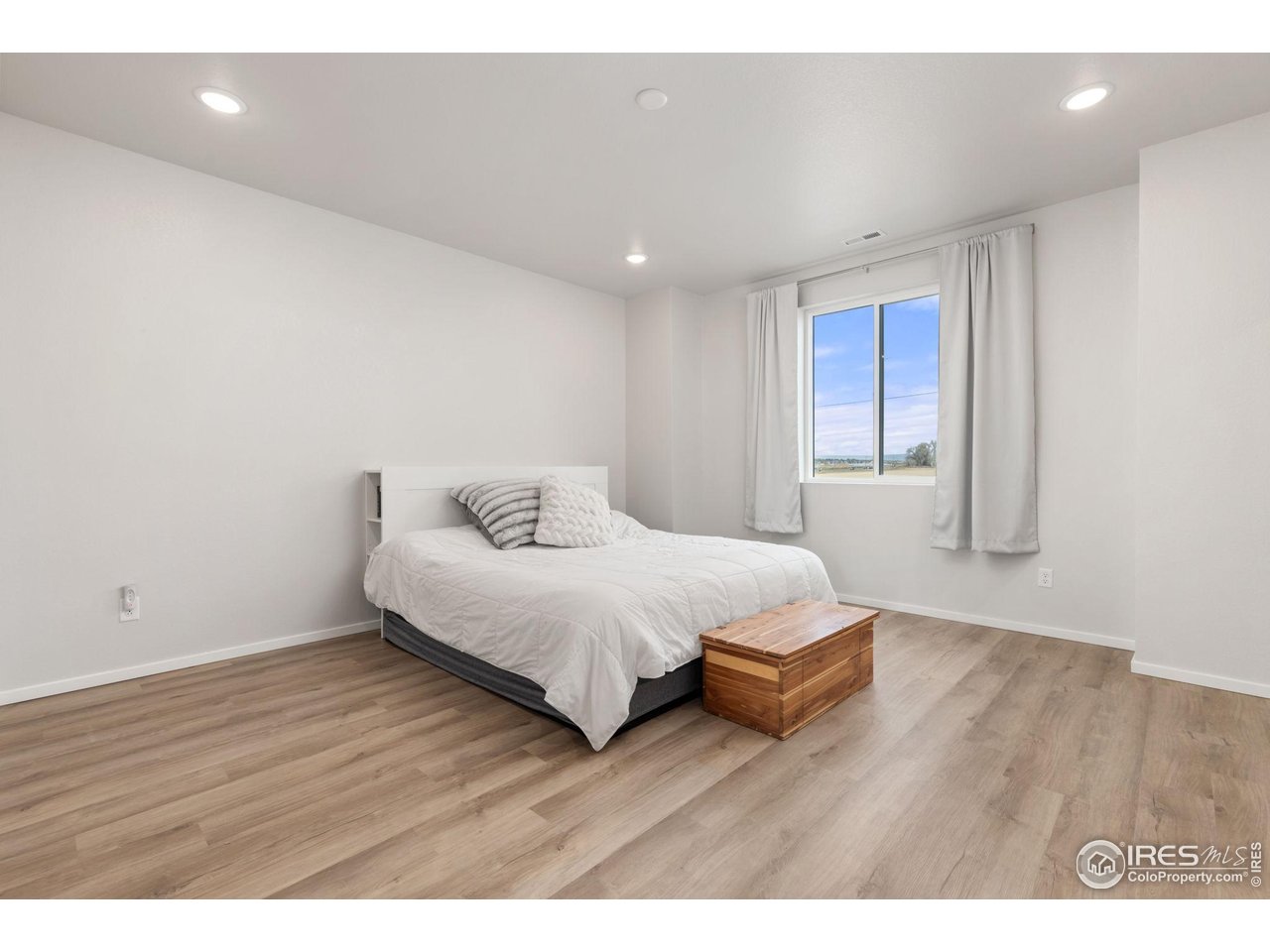 2706 Barnstormer St E