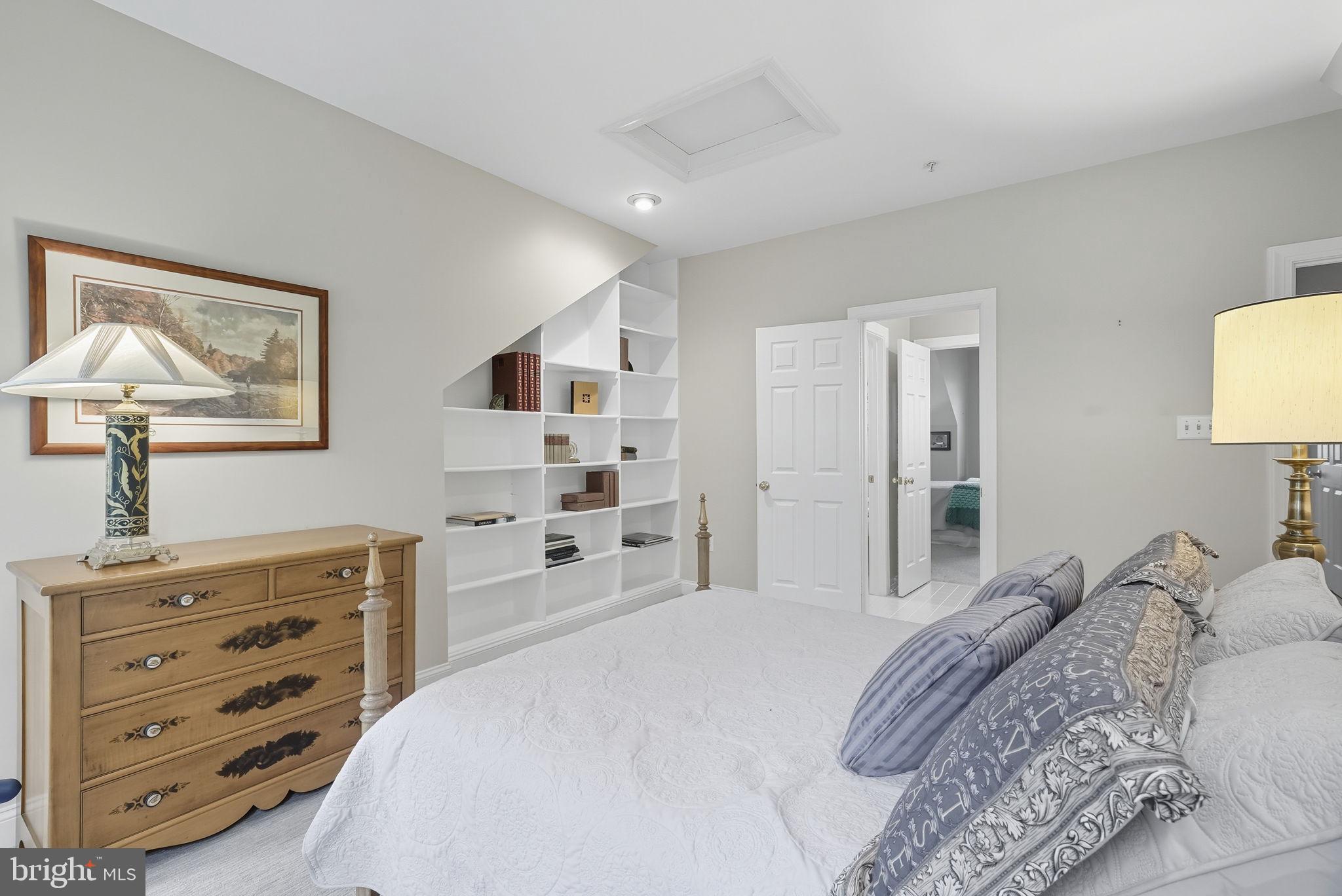 1044 N STAFFORD STREET