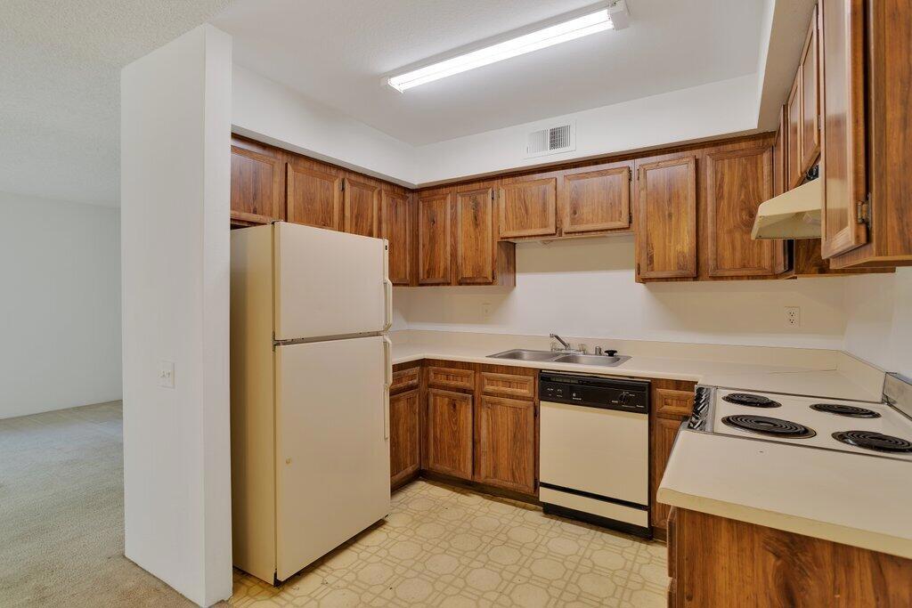 1426 Sunflower Circle N