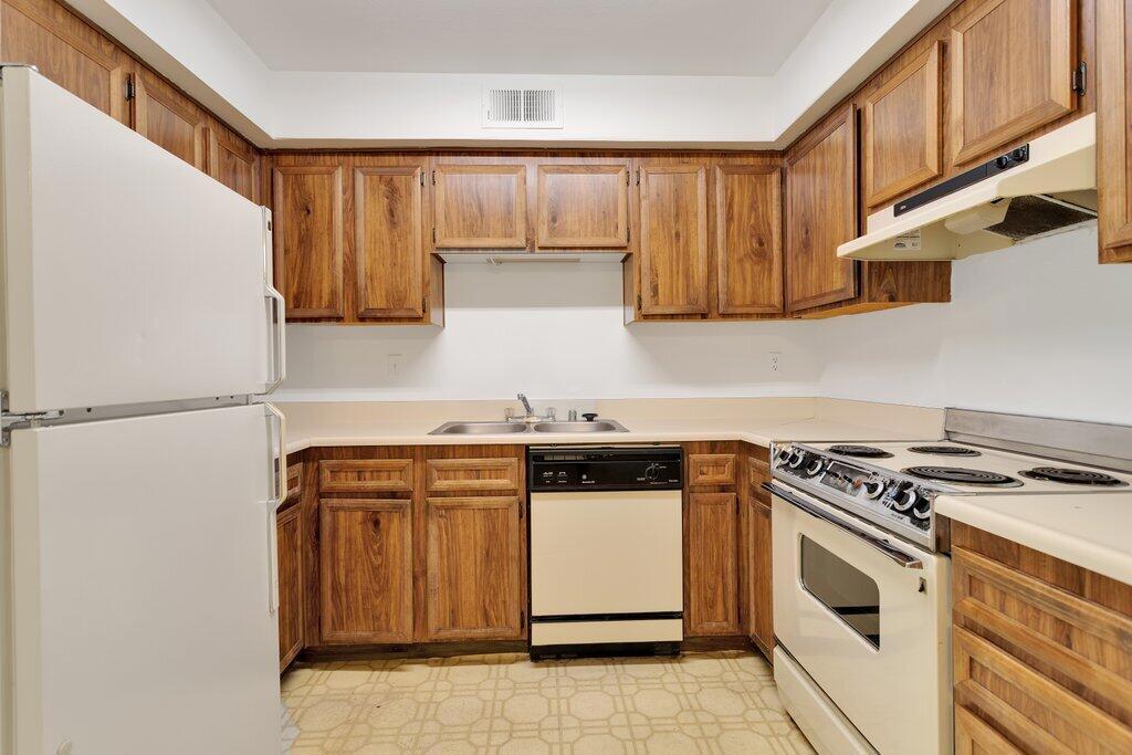 1426 Sunflower Circle N