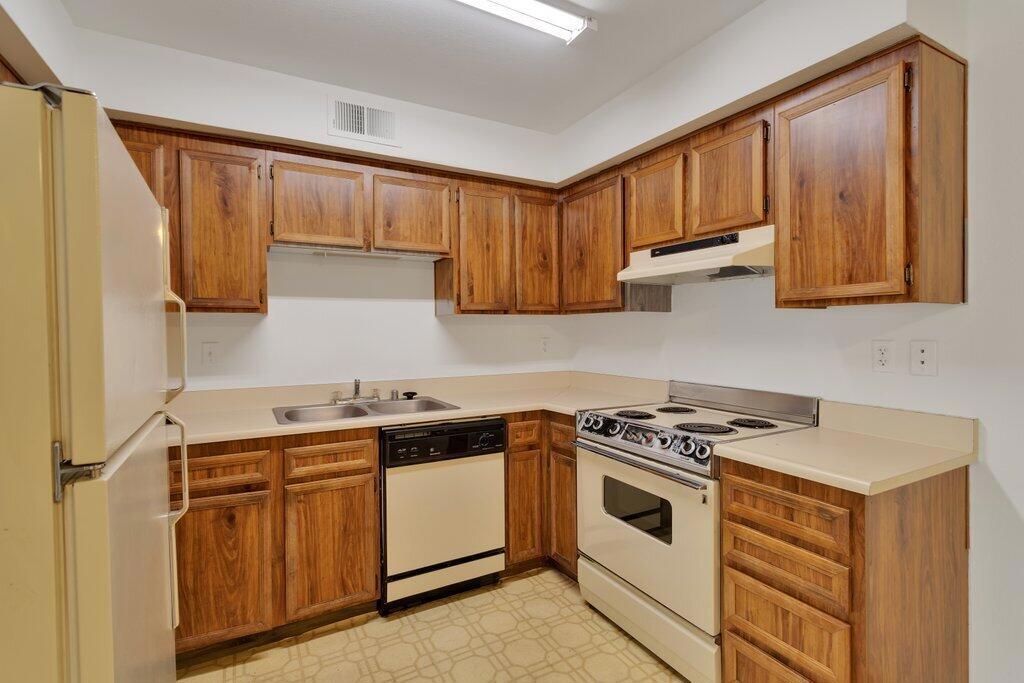 1426 Sunflower Circle N