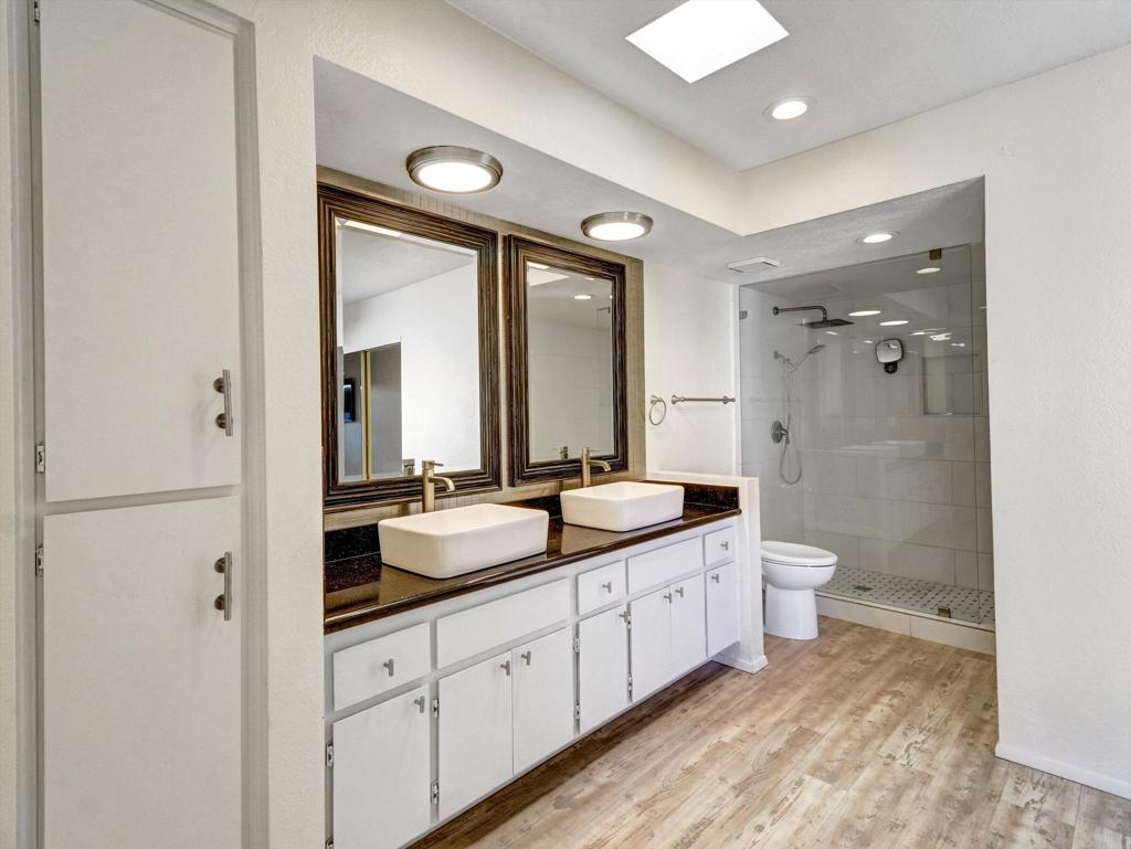 426 Village Square W