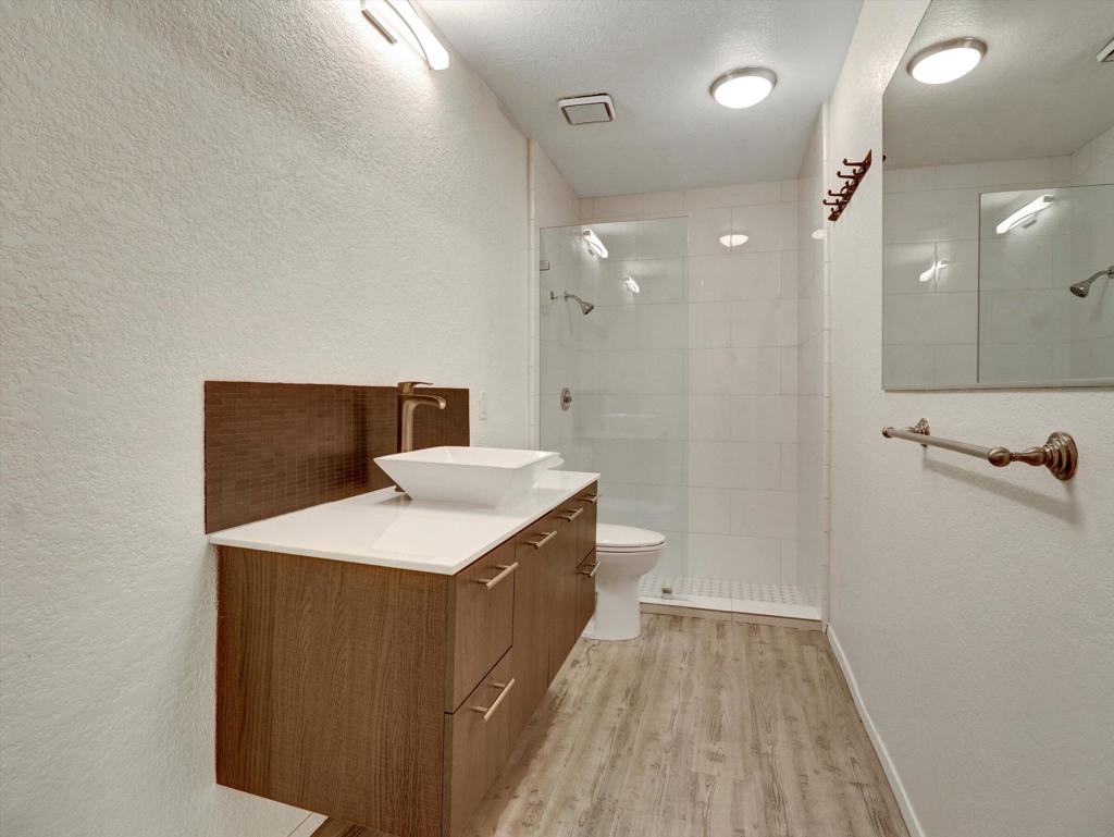 426 Village Square W