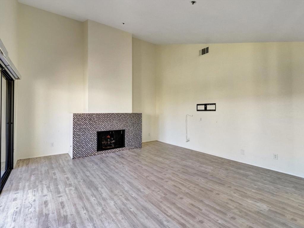 426 Village Square W