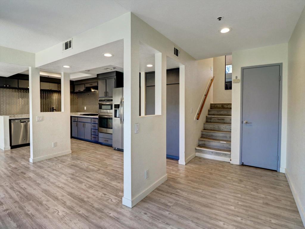 426 Village Square W