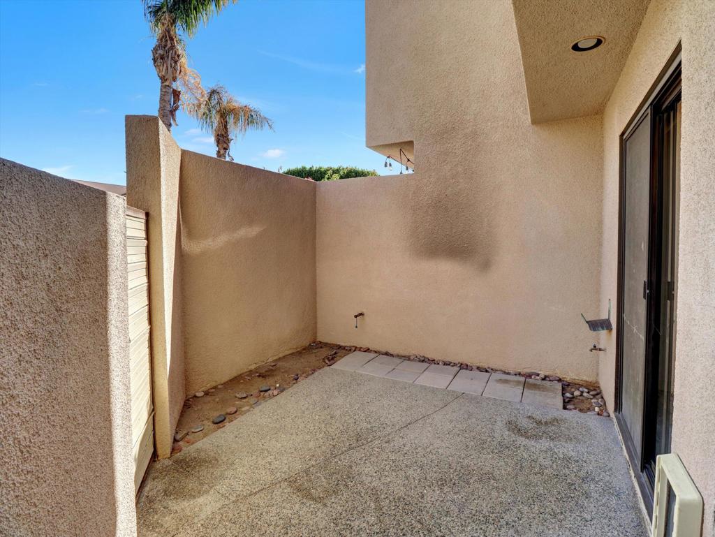 426 Village Square W