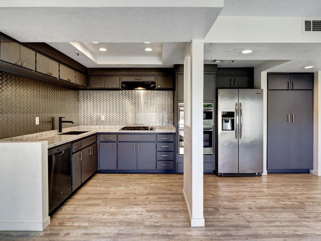 426 Village Square W