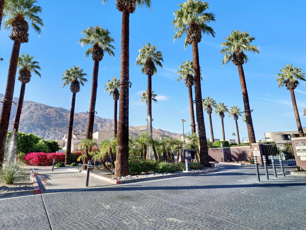 426 Village Square W