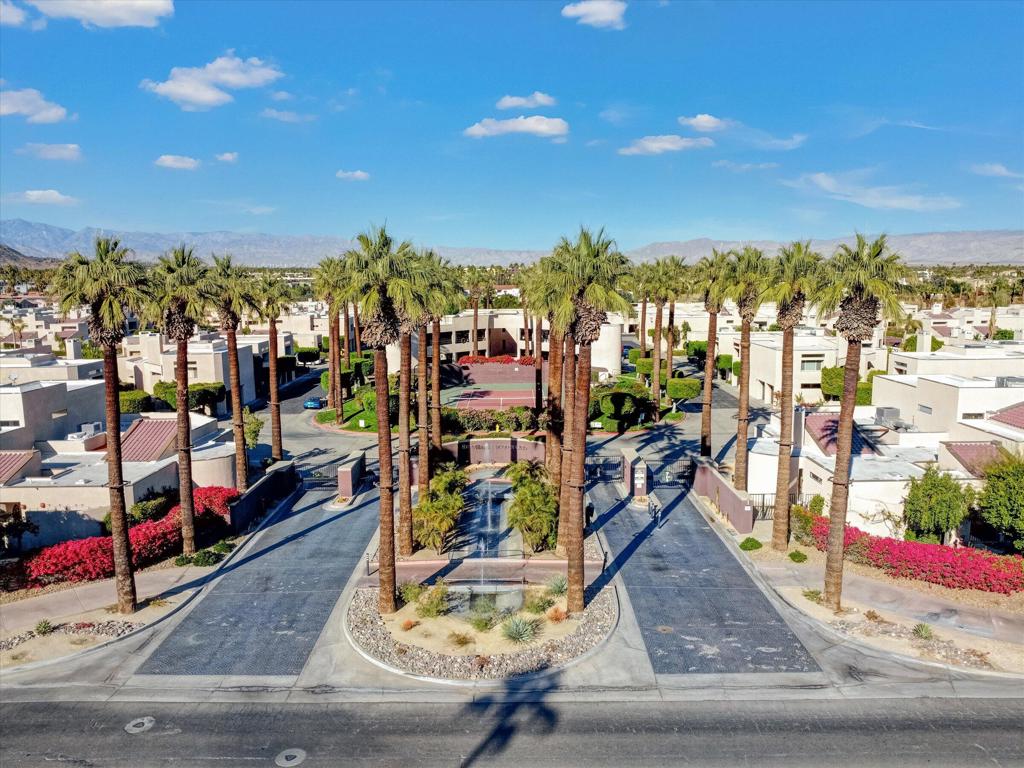 426 Village Square W