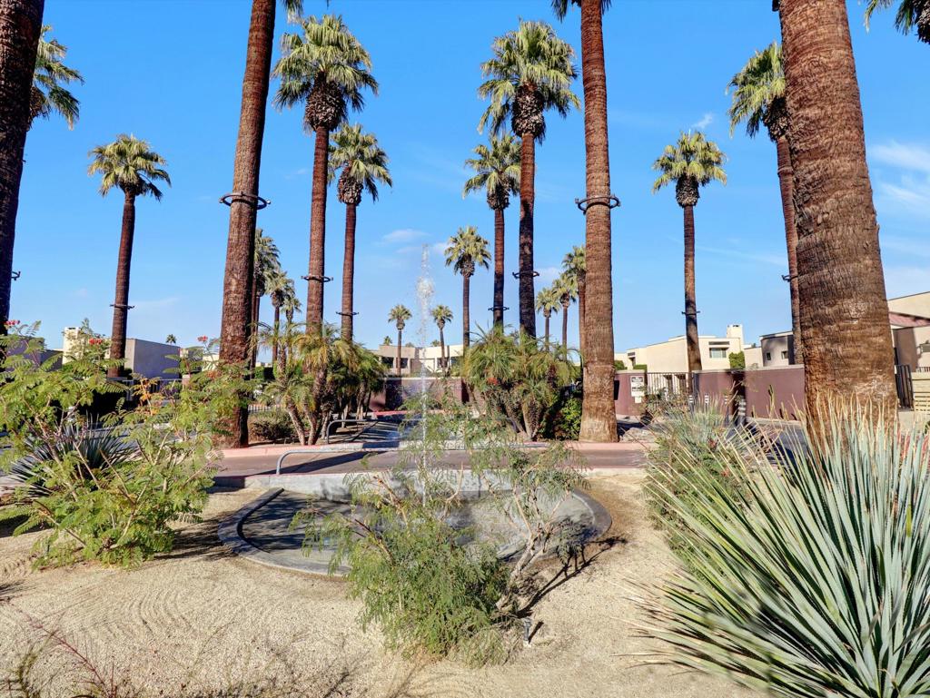 426 Village Square W