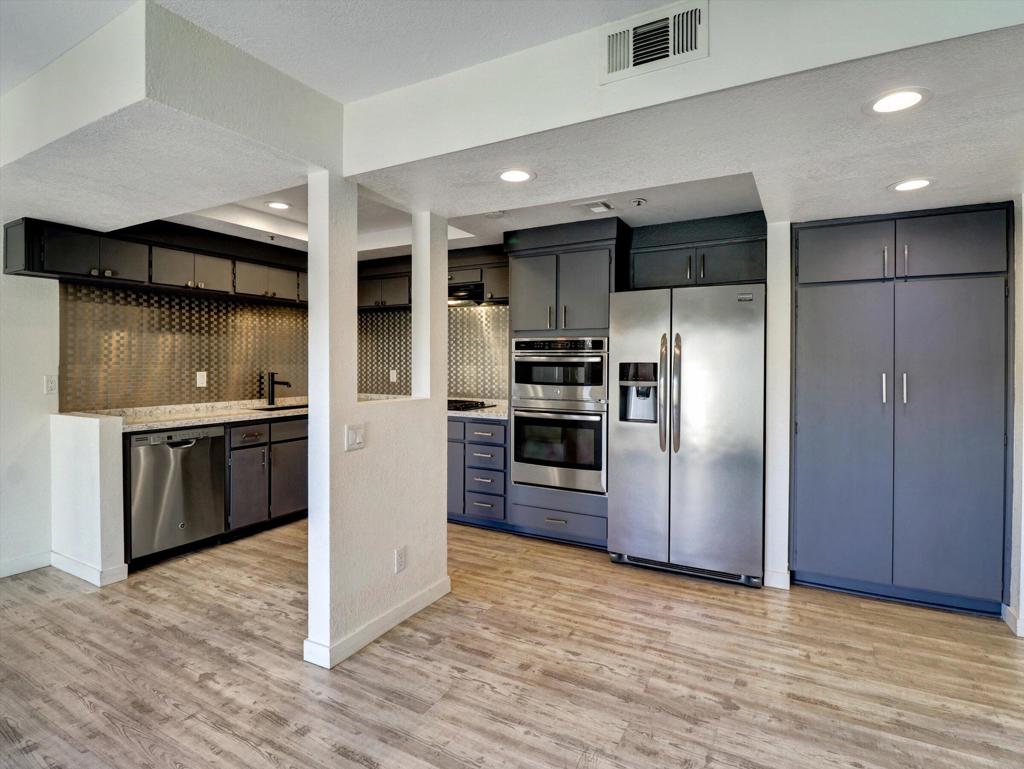 426 Village Square W