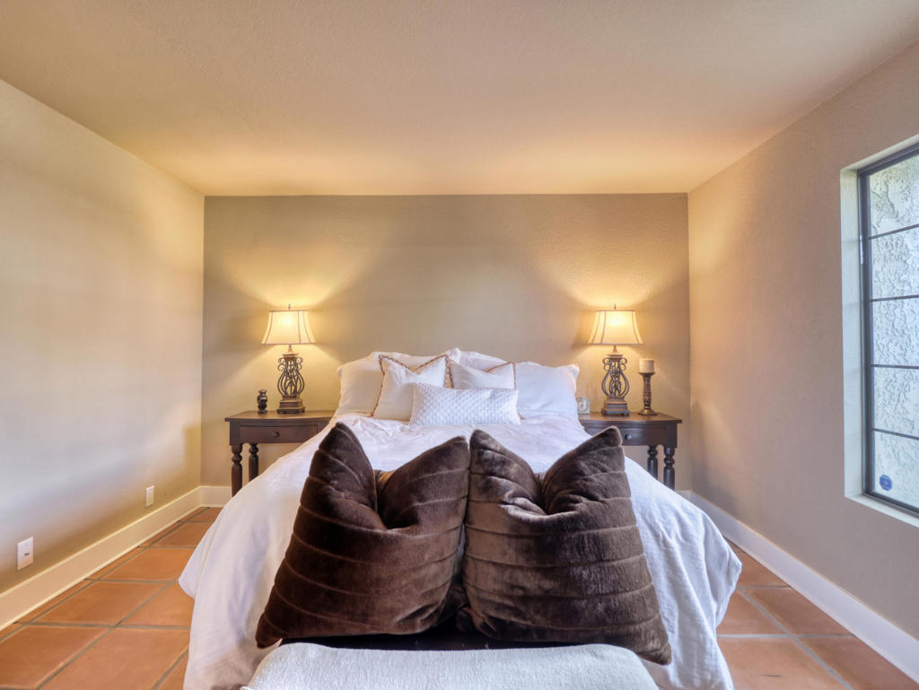 2001 E Camino Parocela G45