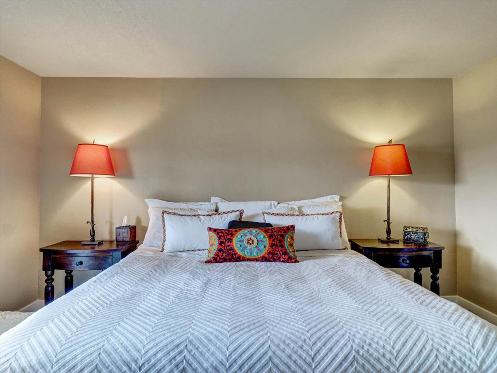 2001 E Camino Parocela G45