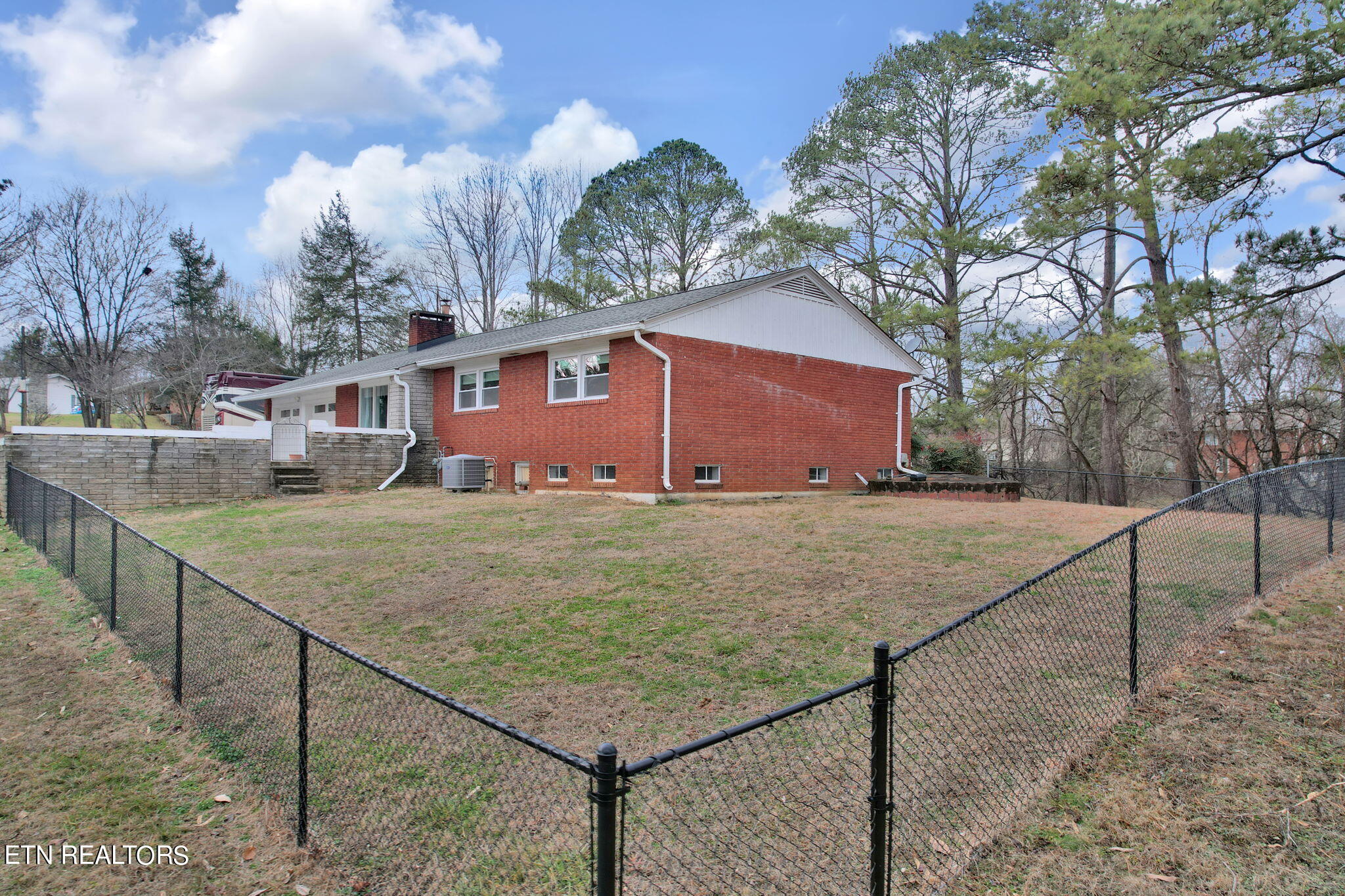 209 N Riverview Circle